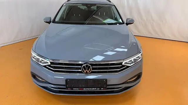 Volkswagen Passat view 4