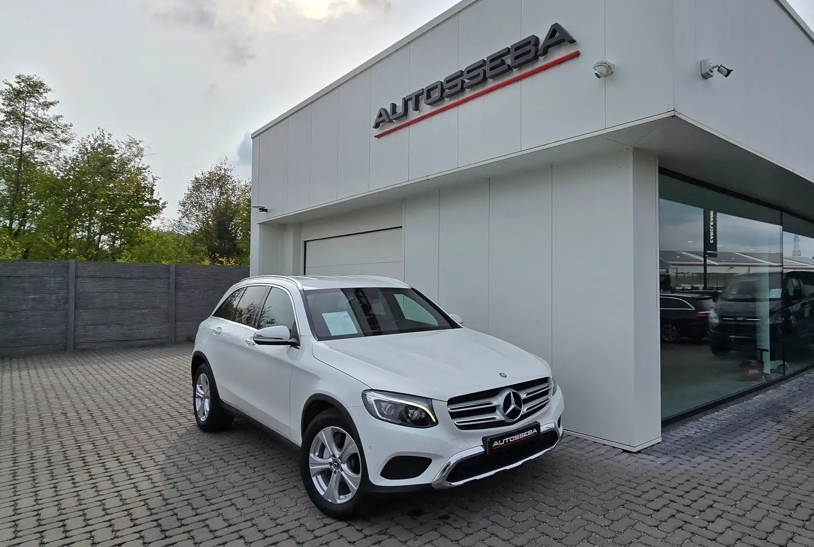 Mercedes-Benz GLC 250 4-Matic Launch Edition Wit - 1