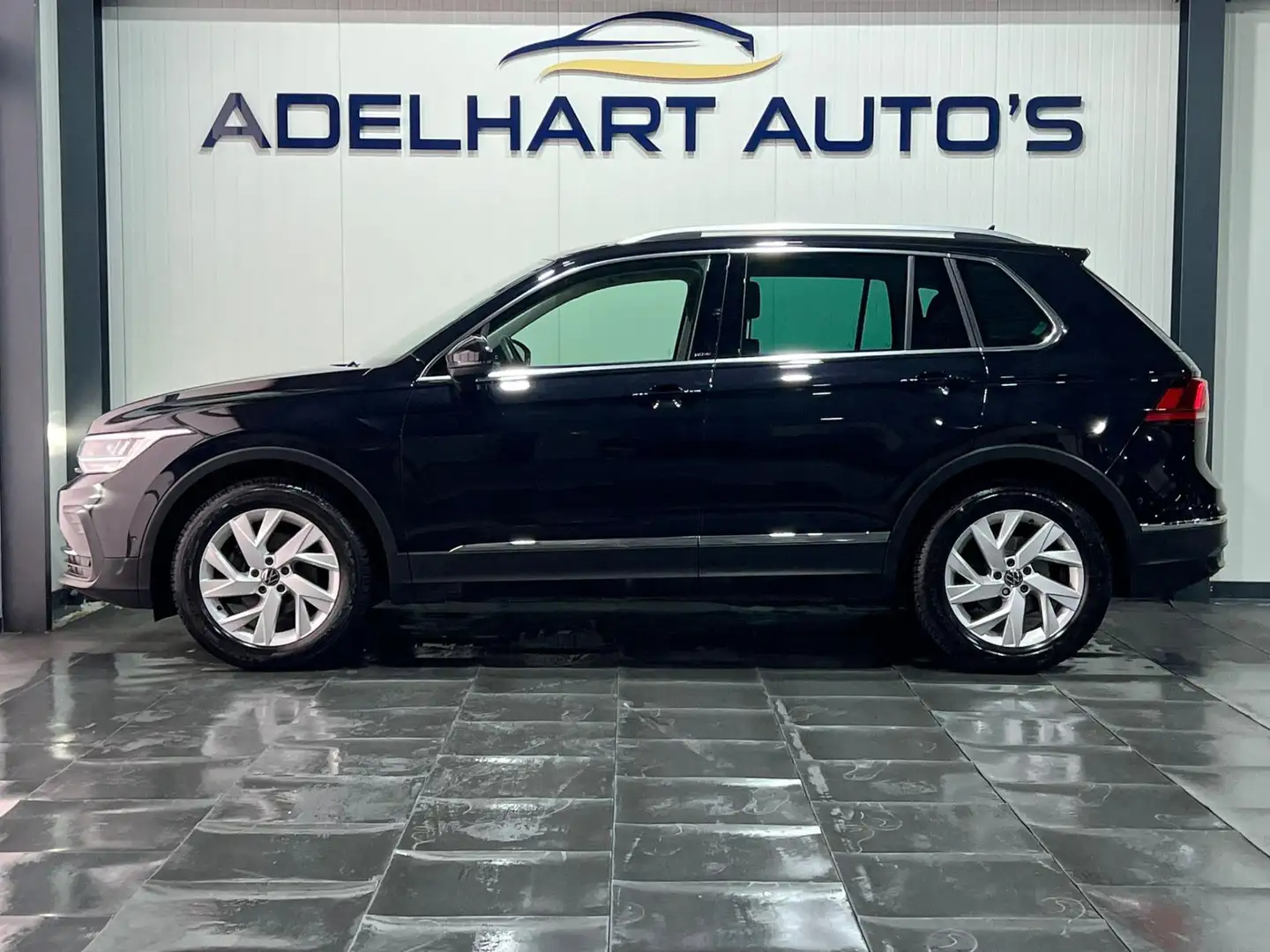 Volkswagen Tiguan 1.5 TSI 150 PK / Navigatie full map / Apple Car pl Zwart - 2