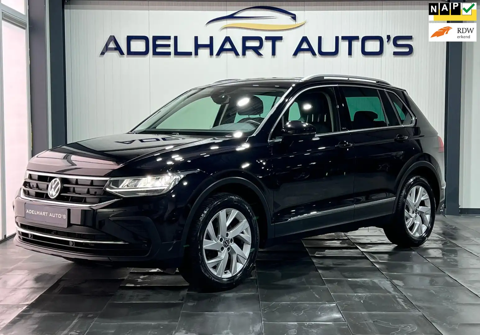Volkswagen Tiguan 1.5 TSI 150 PK / Navigatie full map / Apple Car pl Zwart - 1