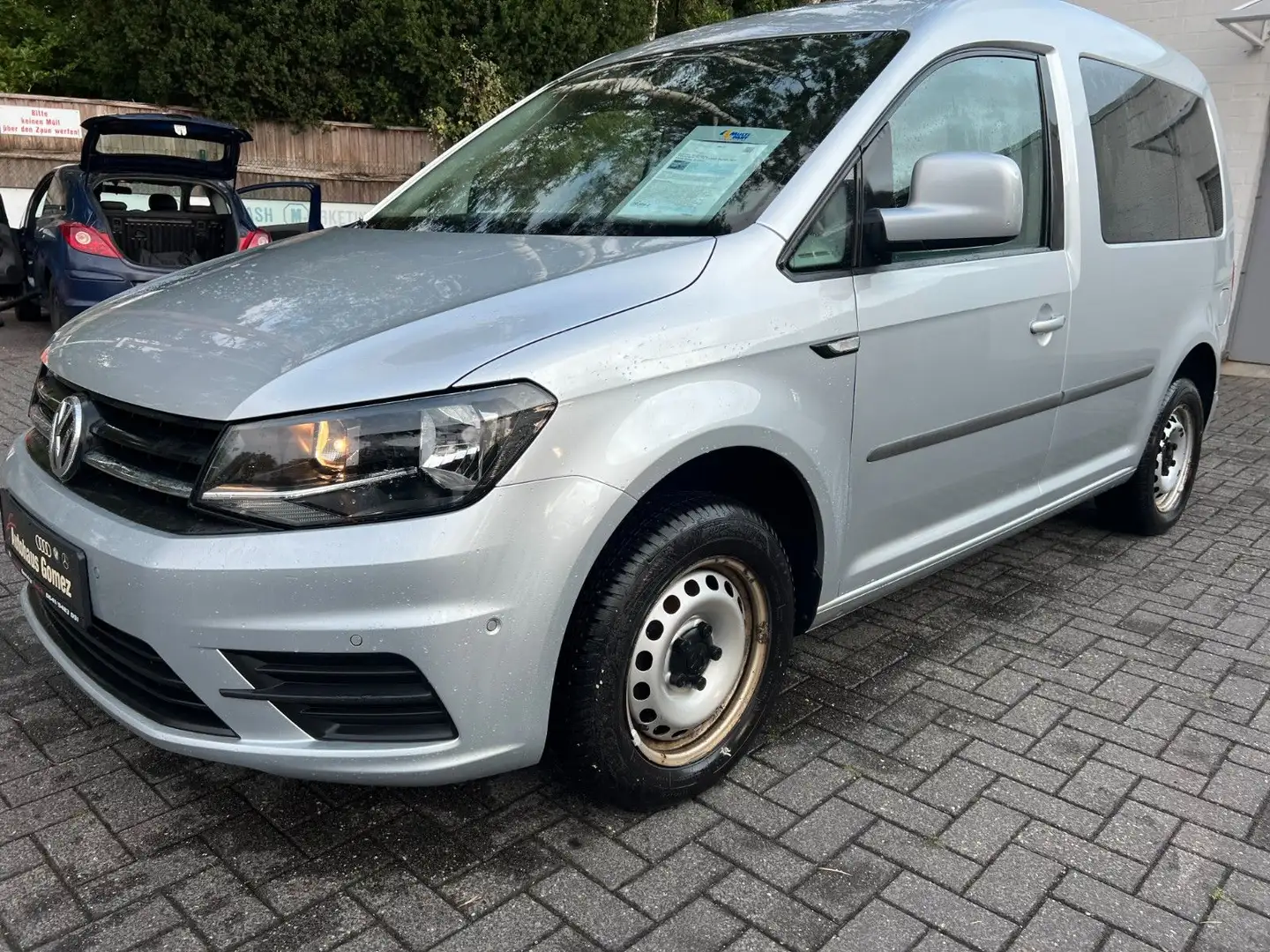 Volkswagen Caddy 1,4 BMT Standh. Navi Klima Super Zustand Silber - 1