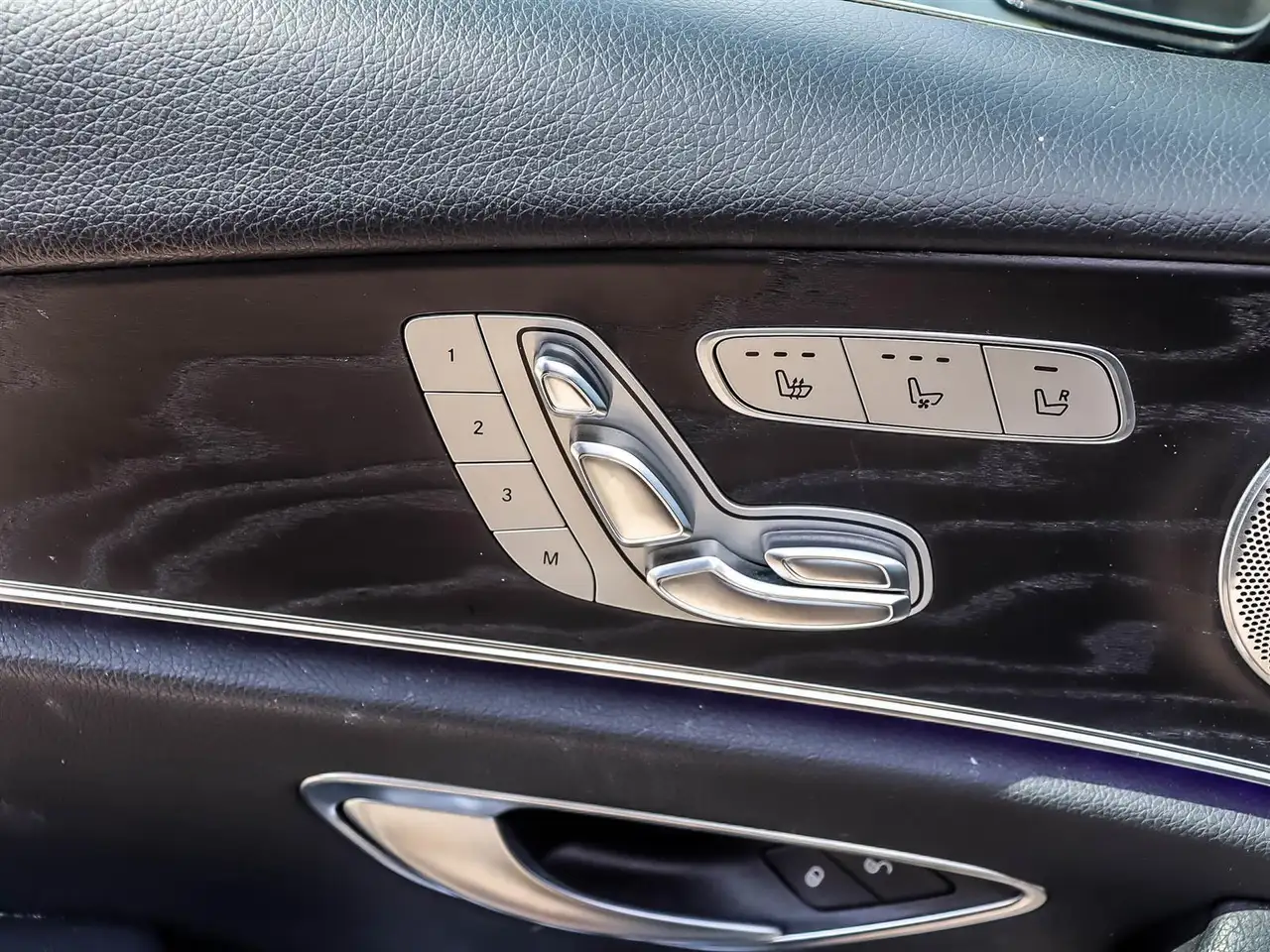 Mercedes-Benz E-Class снимка Mercedes-Benz E-Class