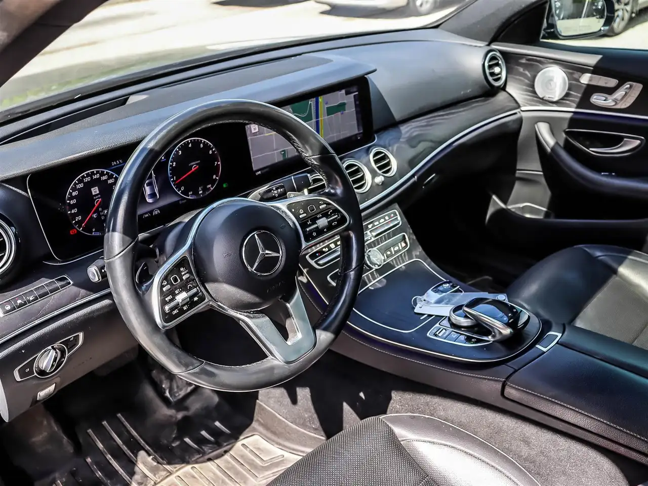 Mercedes-Benz E-Class снимка Mercedes-Benz E-Class