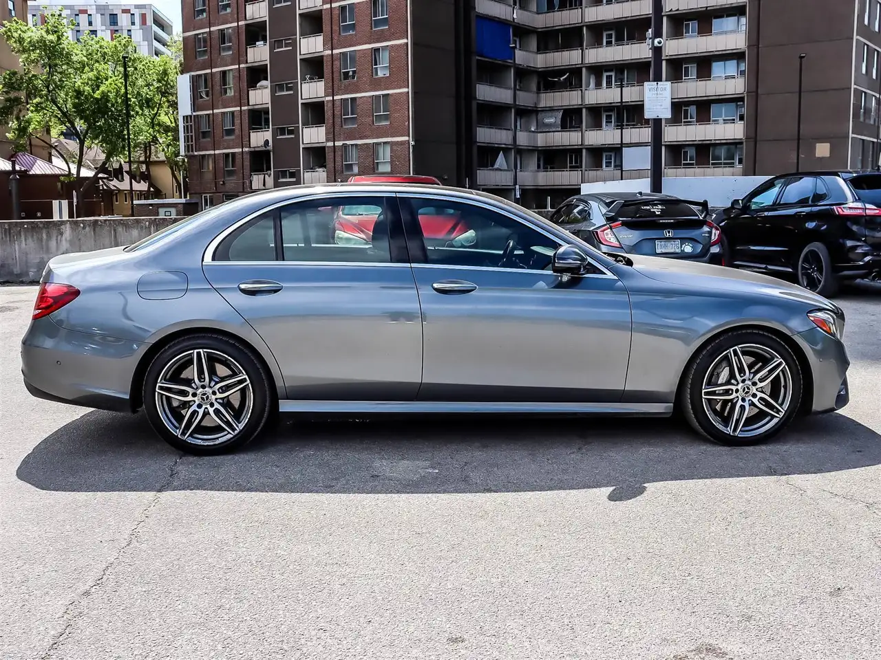 Mercedes-Benz E-Class снимка Mercedes-Benz E-Class