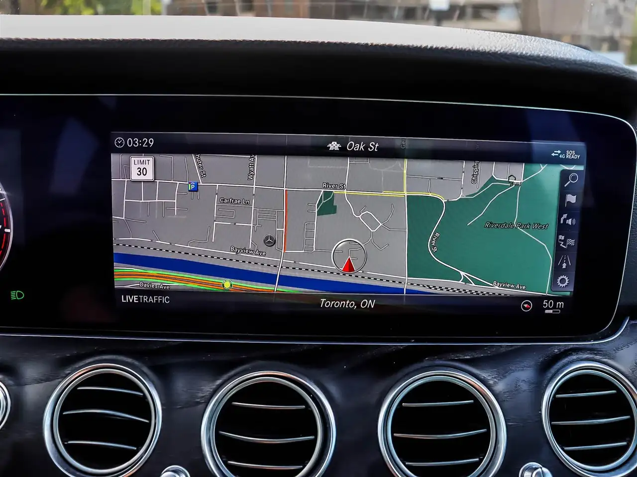 Mercedes-Benz E-Class снимка Mercedes-Benz E-Class