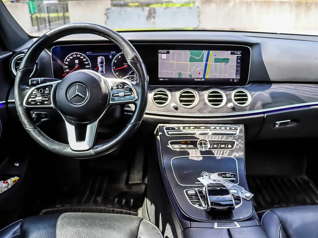 Mercedes-Benz E-Class снимка Mercedes-Benz E-Class