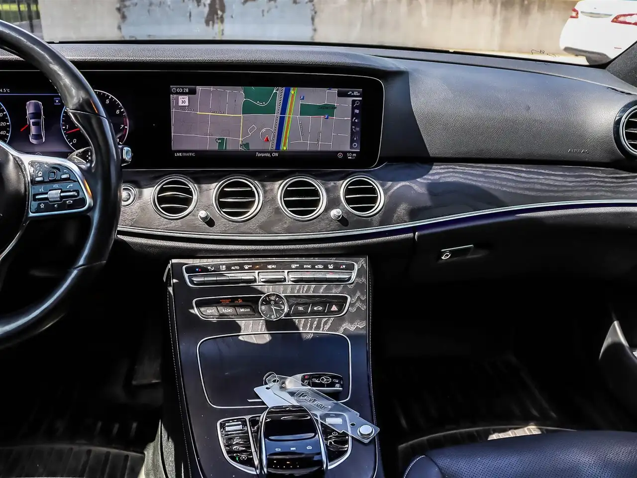 Mercedes-Benz E-Class снимка Mercedes-Benz E-Class