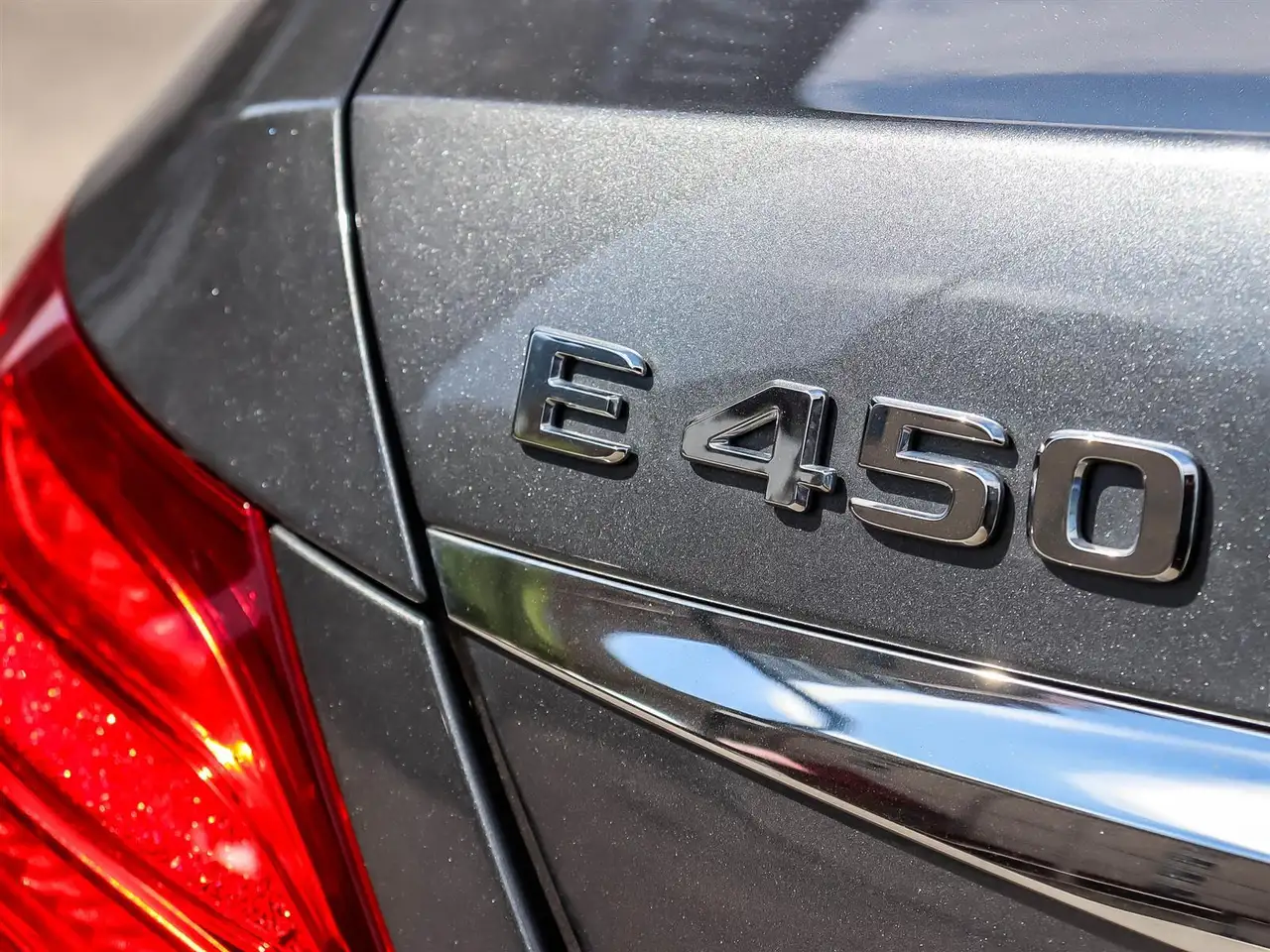 Mercedes-Benz E-Class снимка Mercedes-Benz E-Class