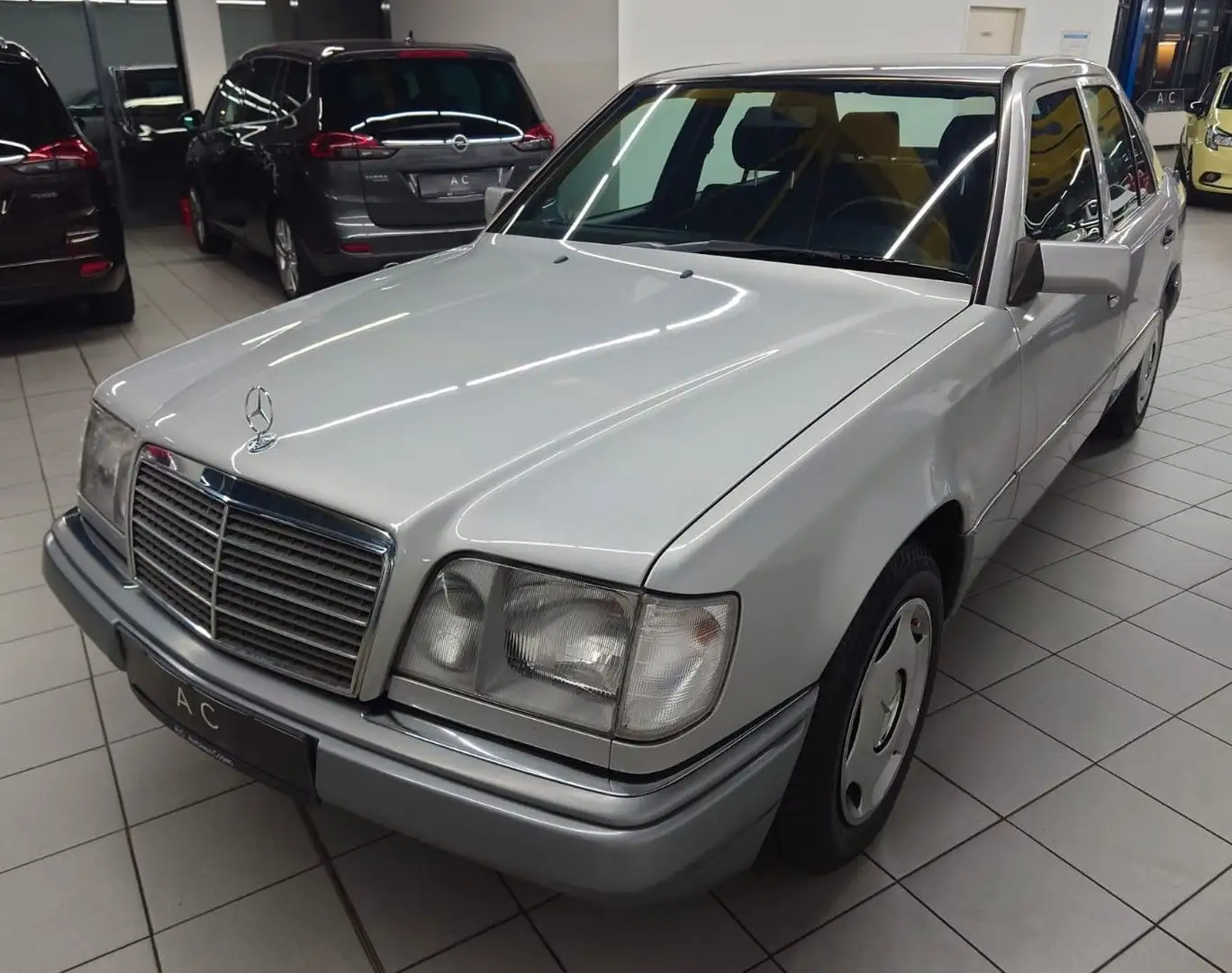 Mercedes-Benz E 220 Autmatik,Klima,SD Argent - 1