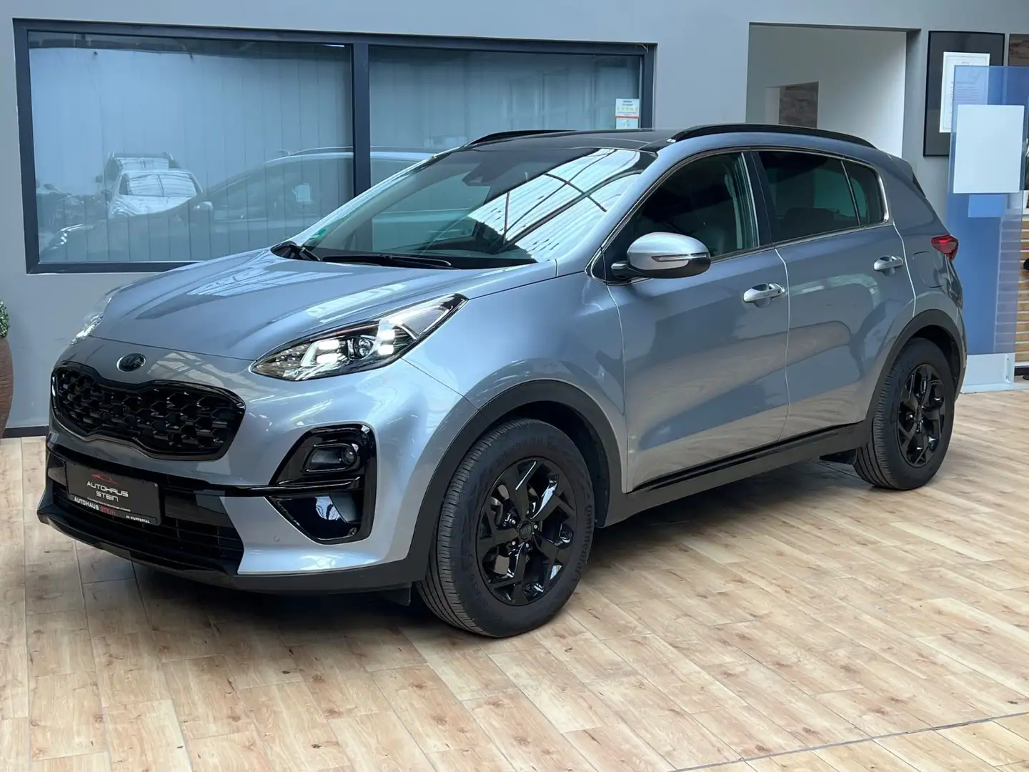 Kia Sportage Black Edition 2WD/Pano/Leder/Kamer /AHK Gris - 1