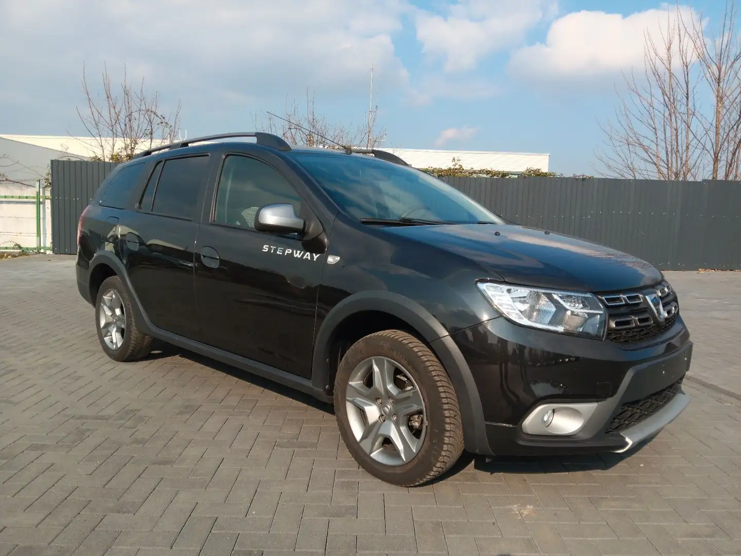 Dacia Logan MCV II Kombi Stepway Behindertenfahrzeug Schwarz - 2