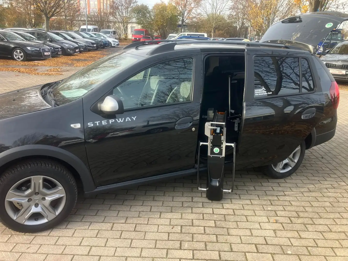 Dacia Logan MCV II Kombi Stepway Behindertenfahrzeug Schwarz - 2