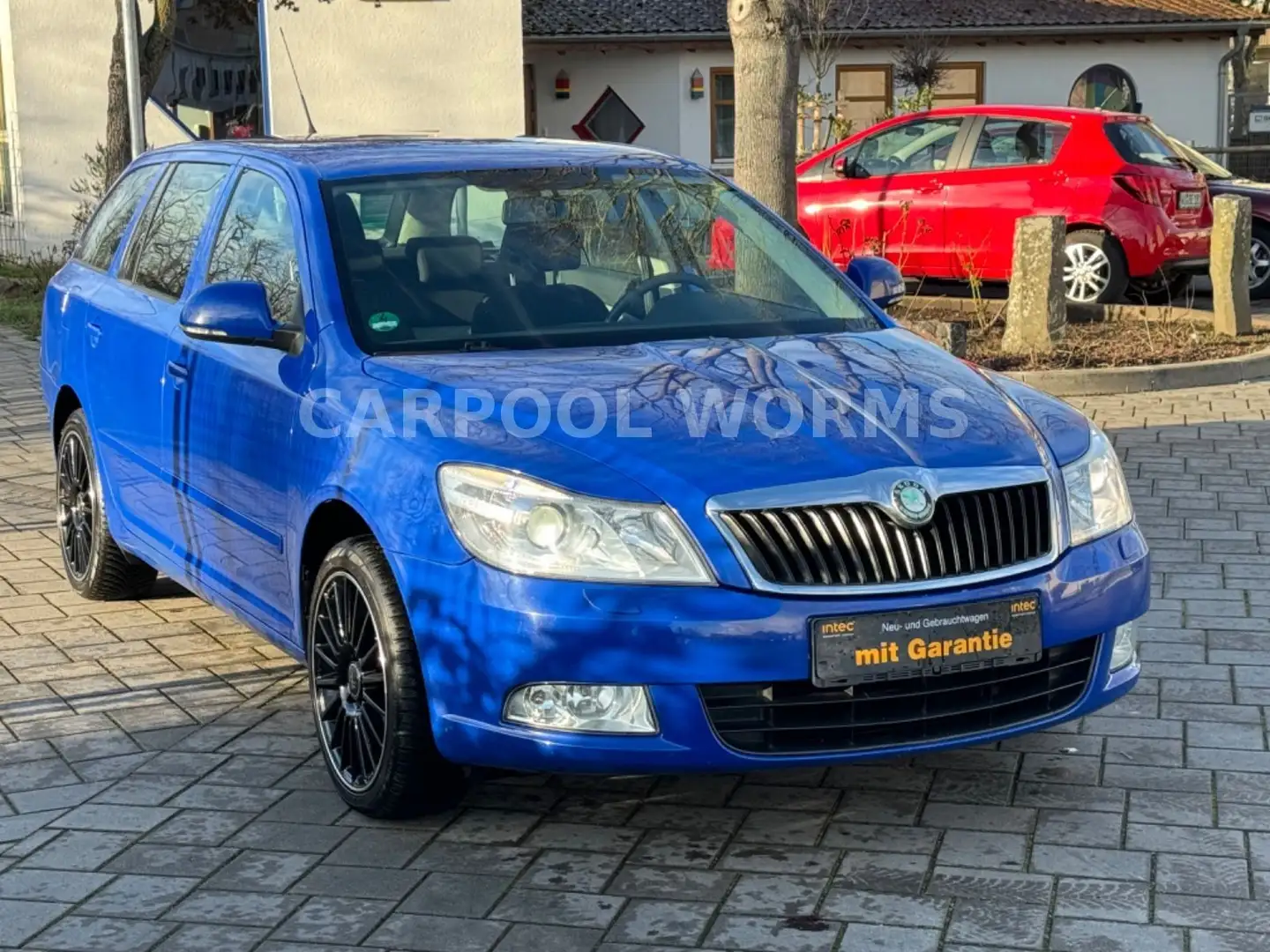 Skoda Octavia Combi DSG Ambiente TOUCH-NAVI+XENON+AHK Blau - 2