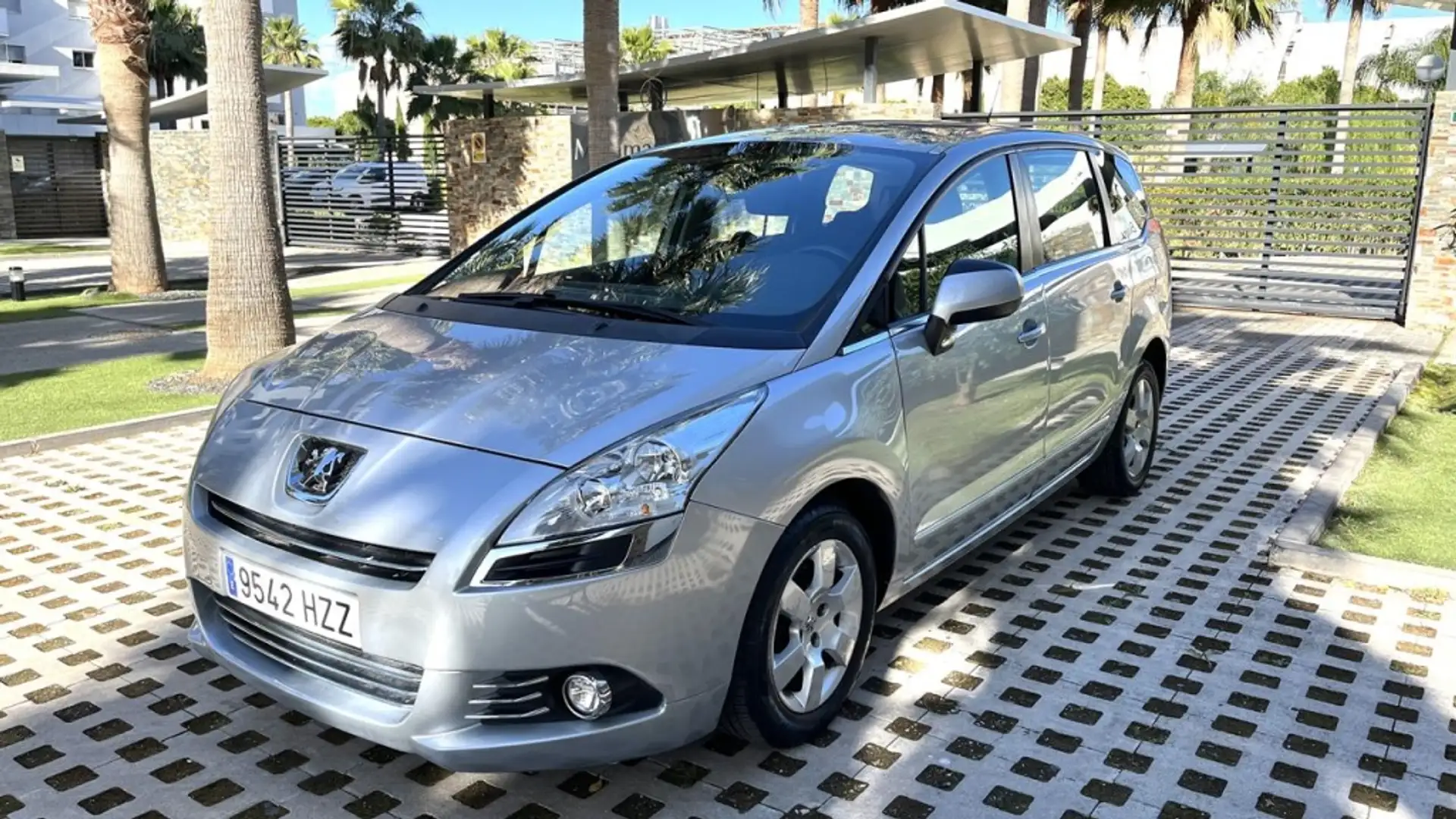Peugeot 5008 1.6HDI FAP Active 110 Plateado - 2
