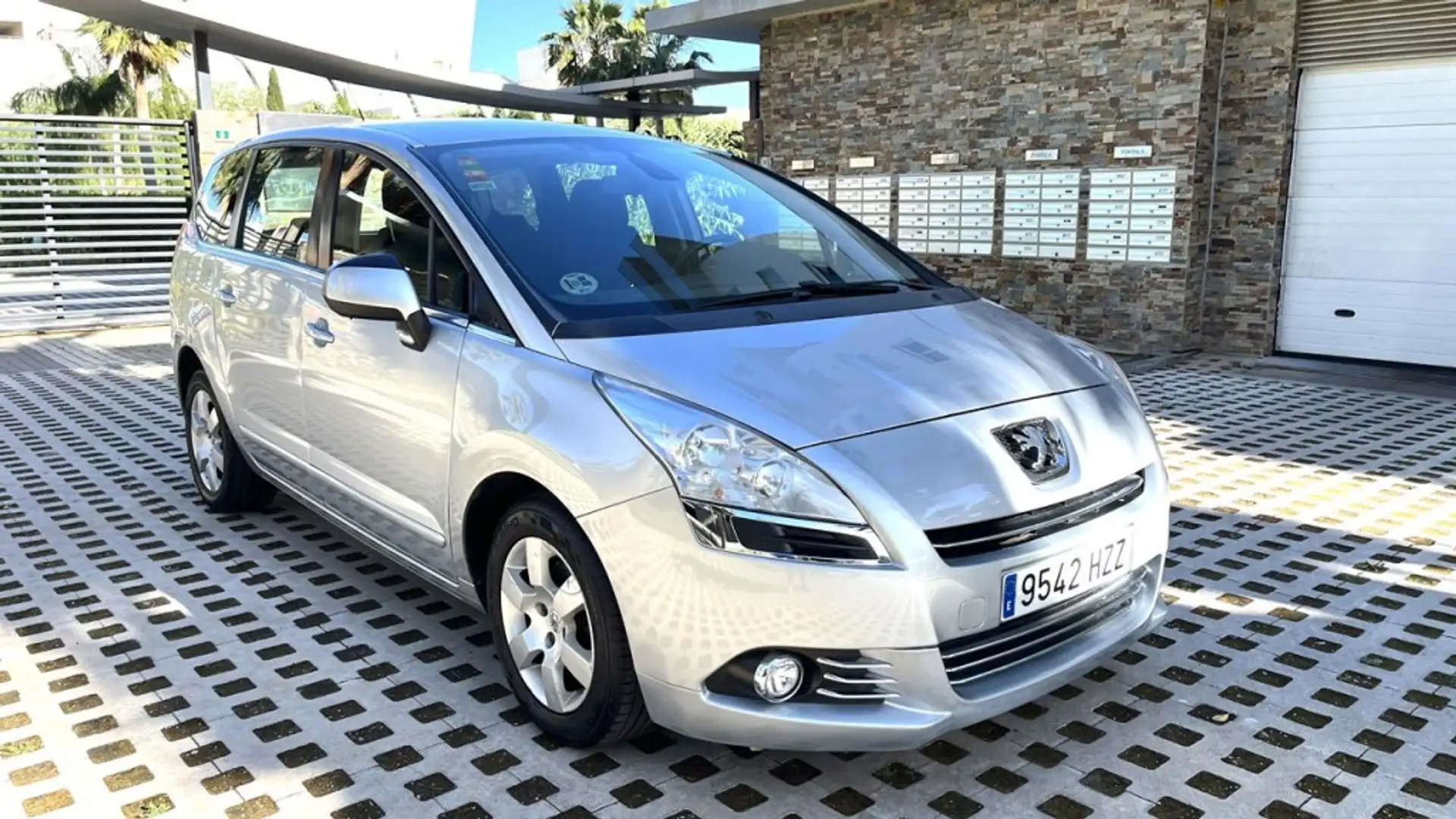 Peugeot 5008 1.6HDI FAP Active 110 Plateado - 1