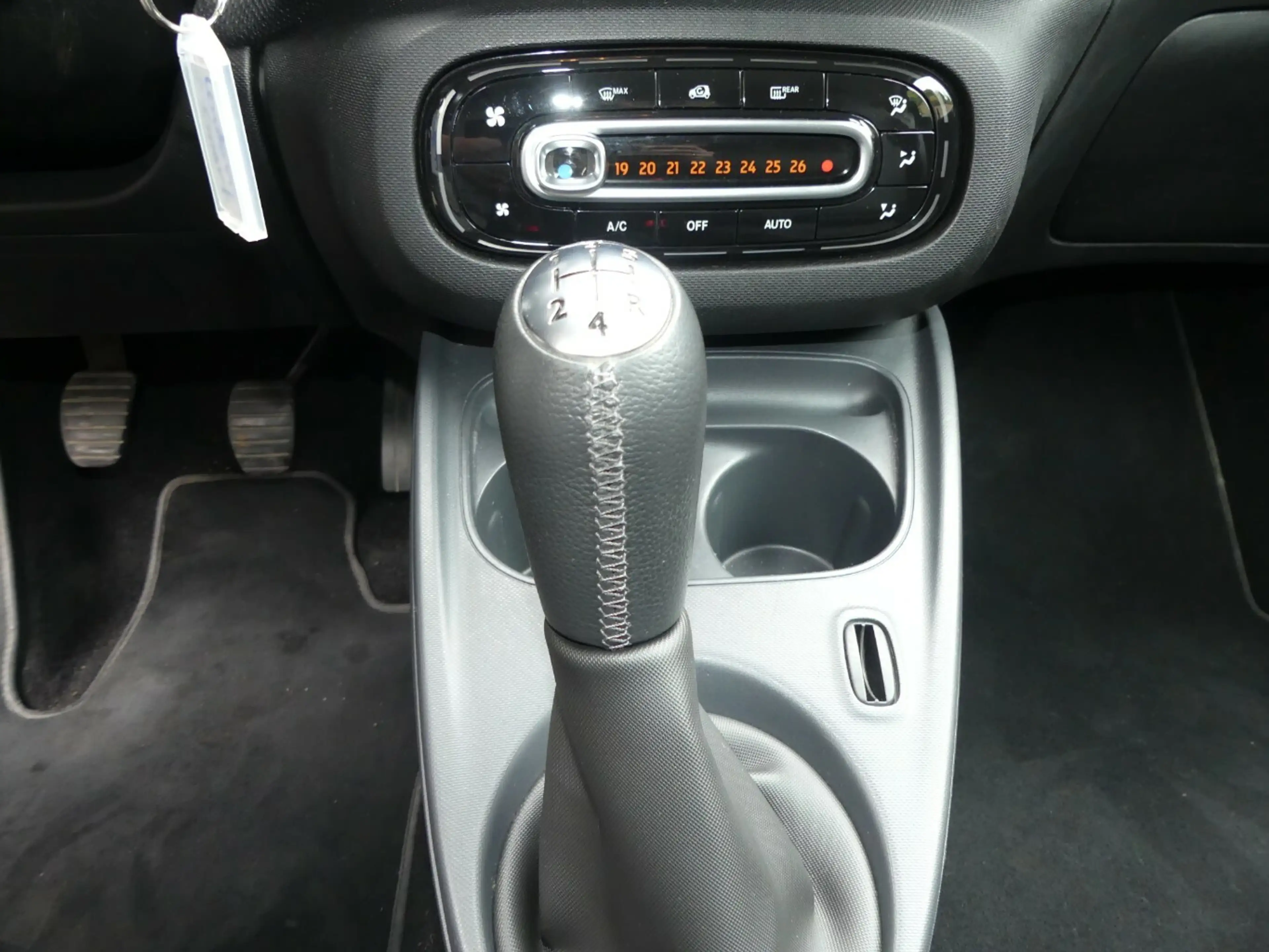 smart forTwo Coupe 1.0 Prime — photo 10