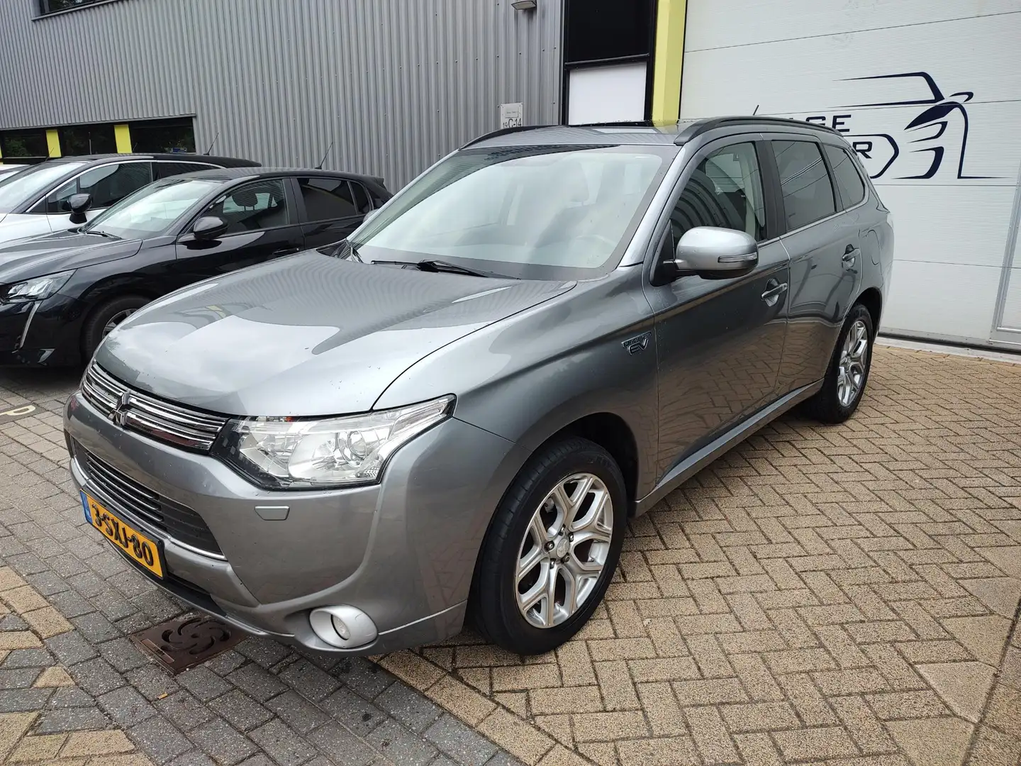 Mitsubishi Outlander 2.0 PHEV Instyle Camera Navigatie Leder Panoramada Grijs - 2