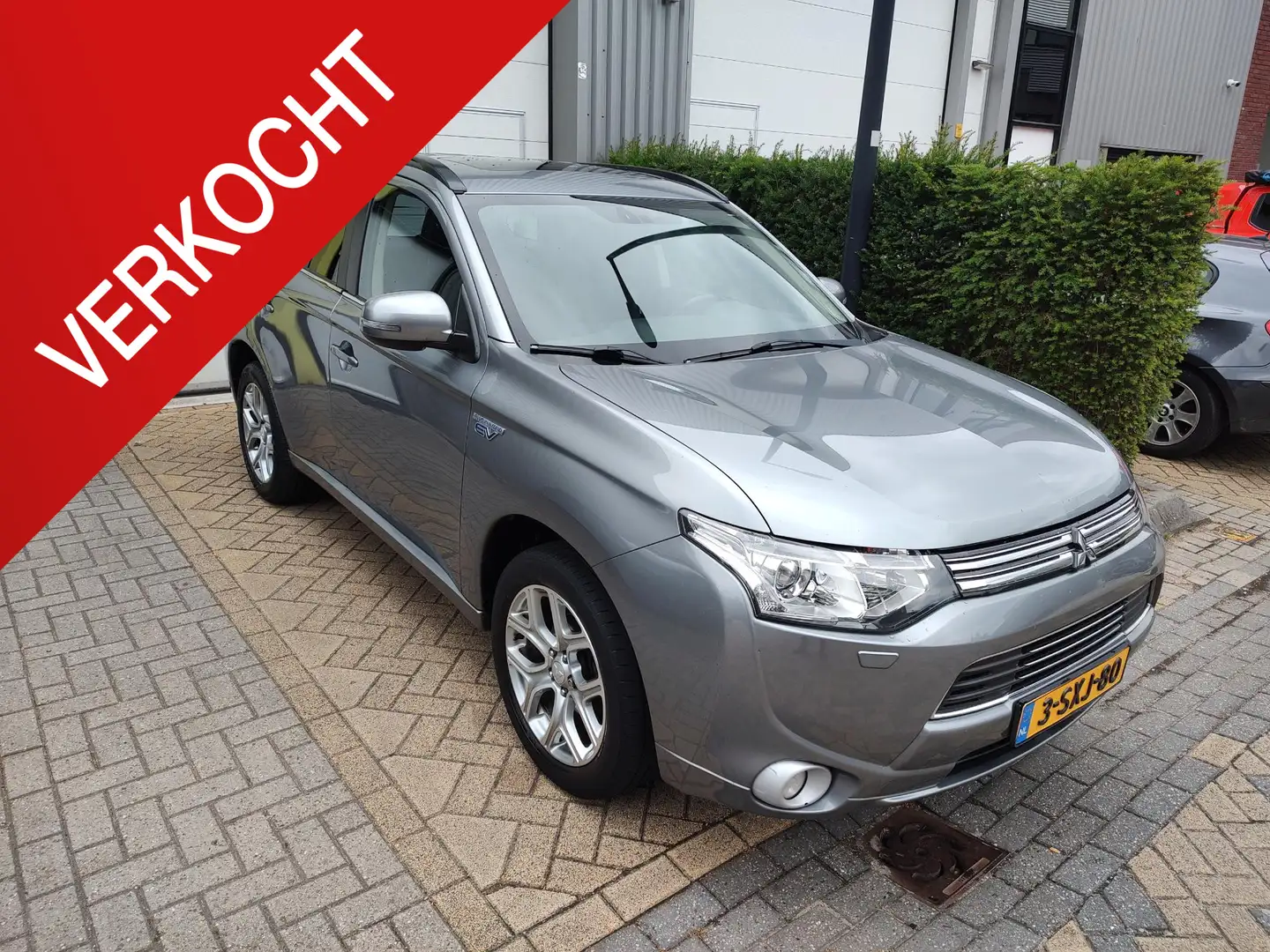 Mitsubishi Outlander 2.0 PHEV Instyle Camera Navigatie Leder Panoramada Grijs - 1