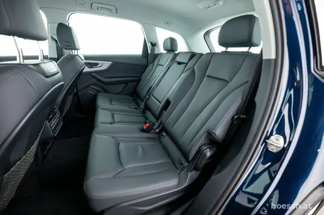 Audi Q7 view 7