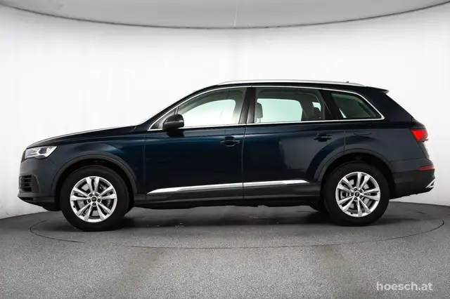 Audi Q7 view 3