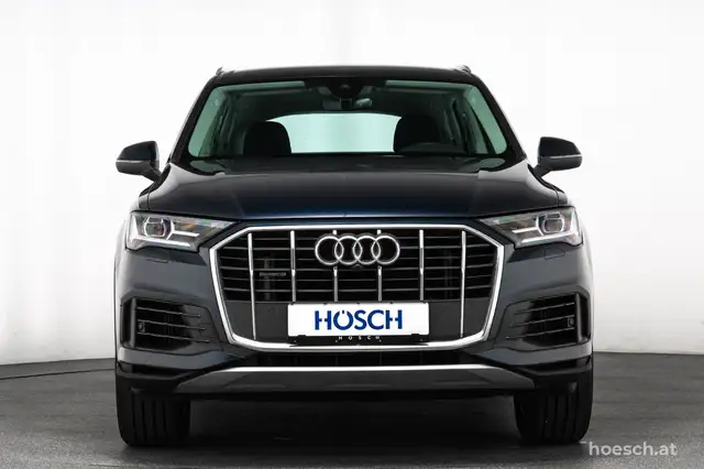 Audi Q7 view 2