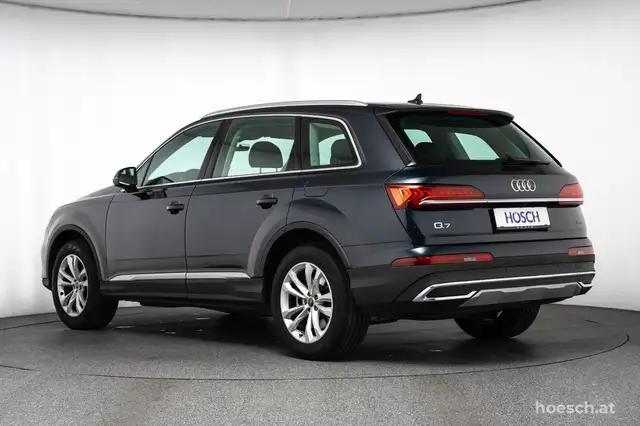 Audi Q7 view 4