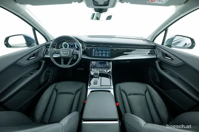 Audi Q7 view 5