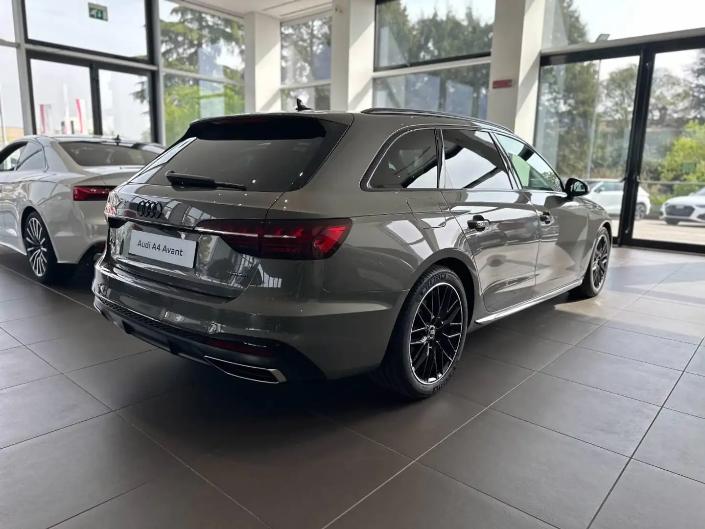Audi A4 AVANT 40 TDI MHEV QUATTRO S TRONIC S-LINE Šedá - 2