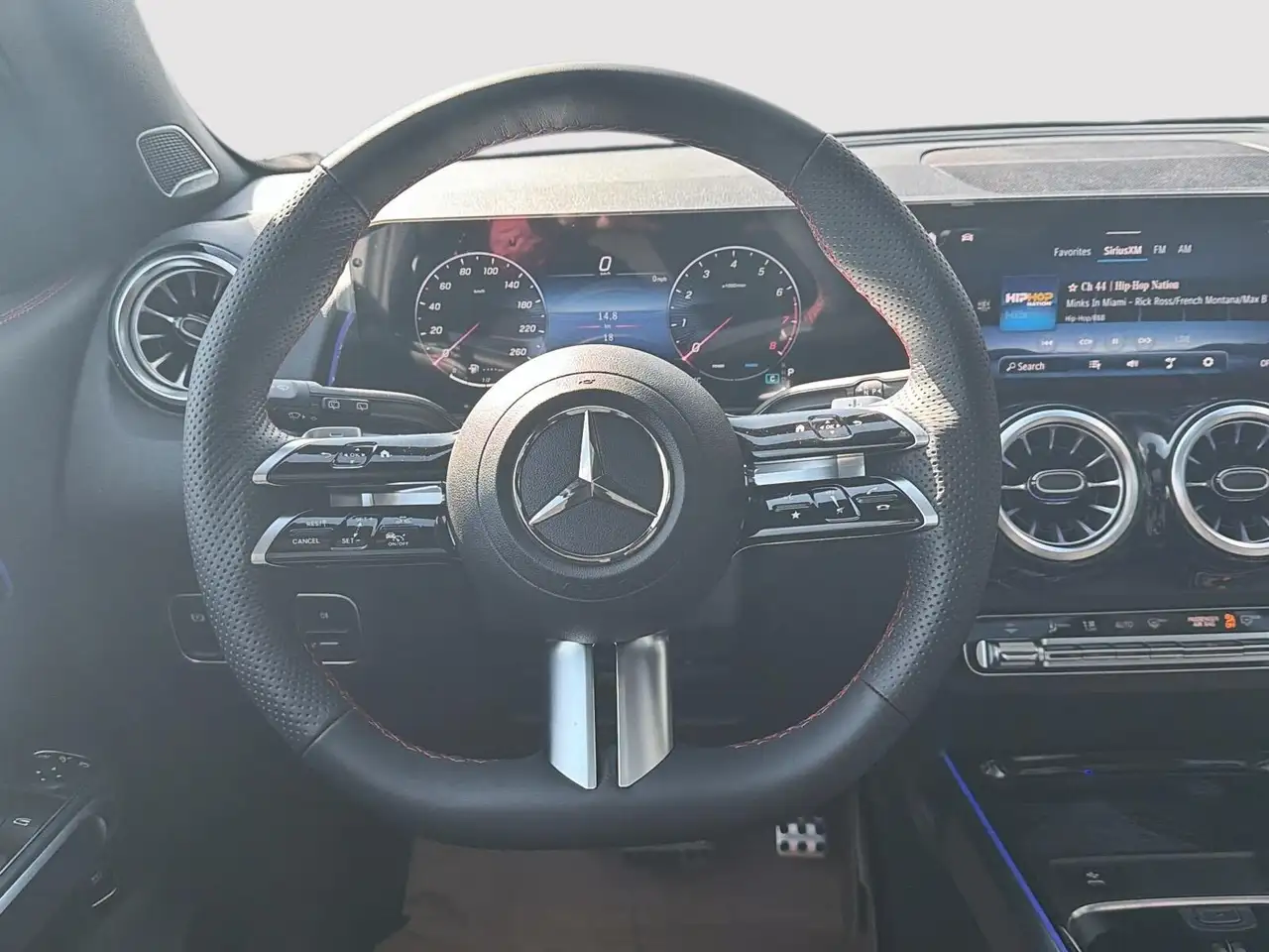 Mercedes-Benz GLB снимка Mercedes-Benz GLB