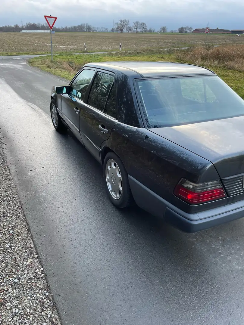 Mercedes-Benz E 230 Siyah - 2