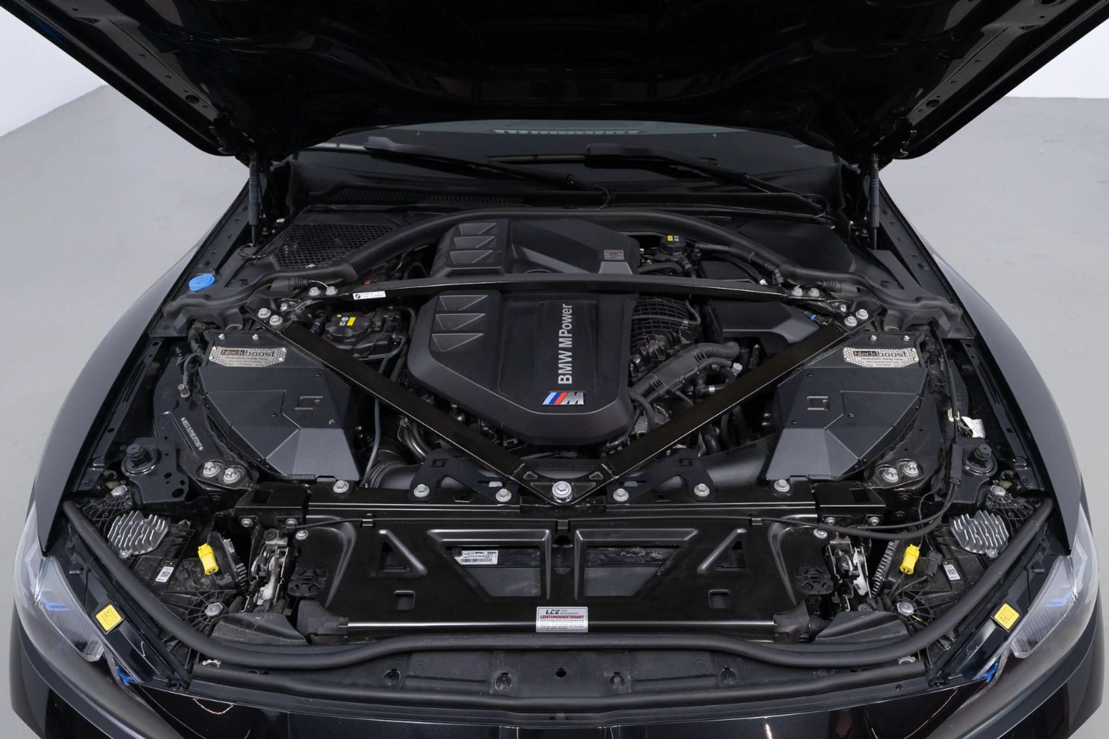 BMW M4 Coupe xDrive Competition LCE Performance — photo 7