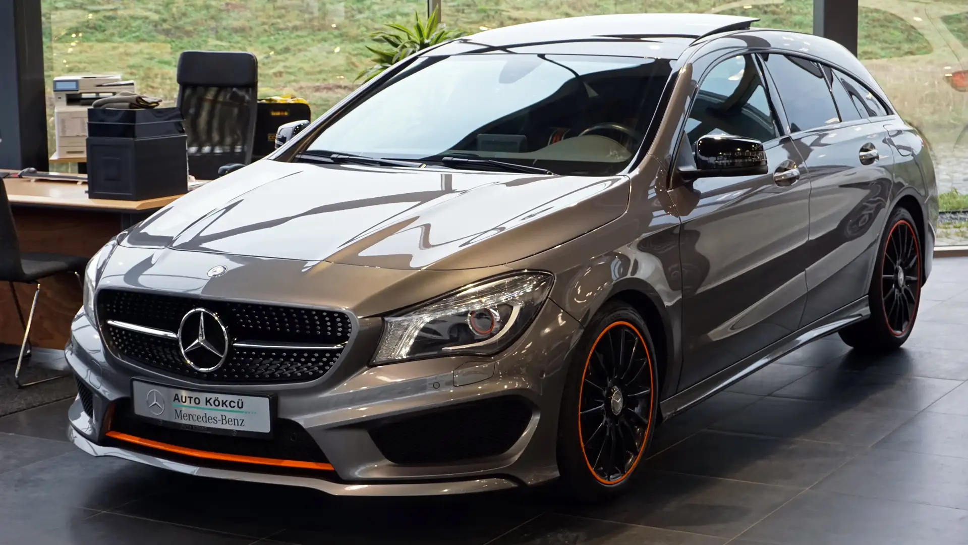 Mercedes-Benz CLA 180 OrangeArt Edition | AMG-style | Pano | Nightpakket Grijs - 1