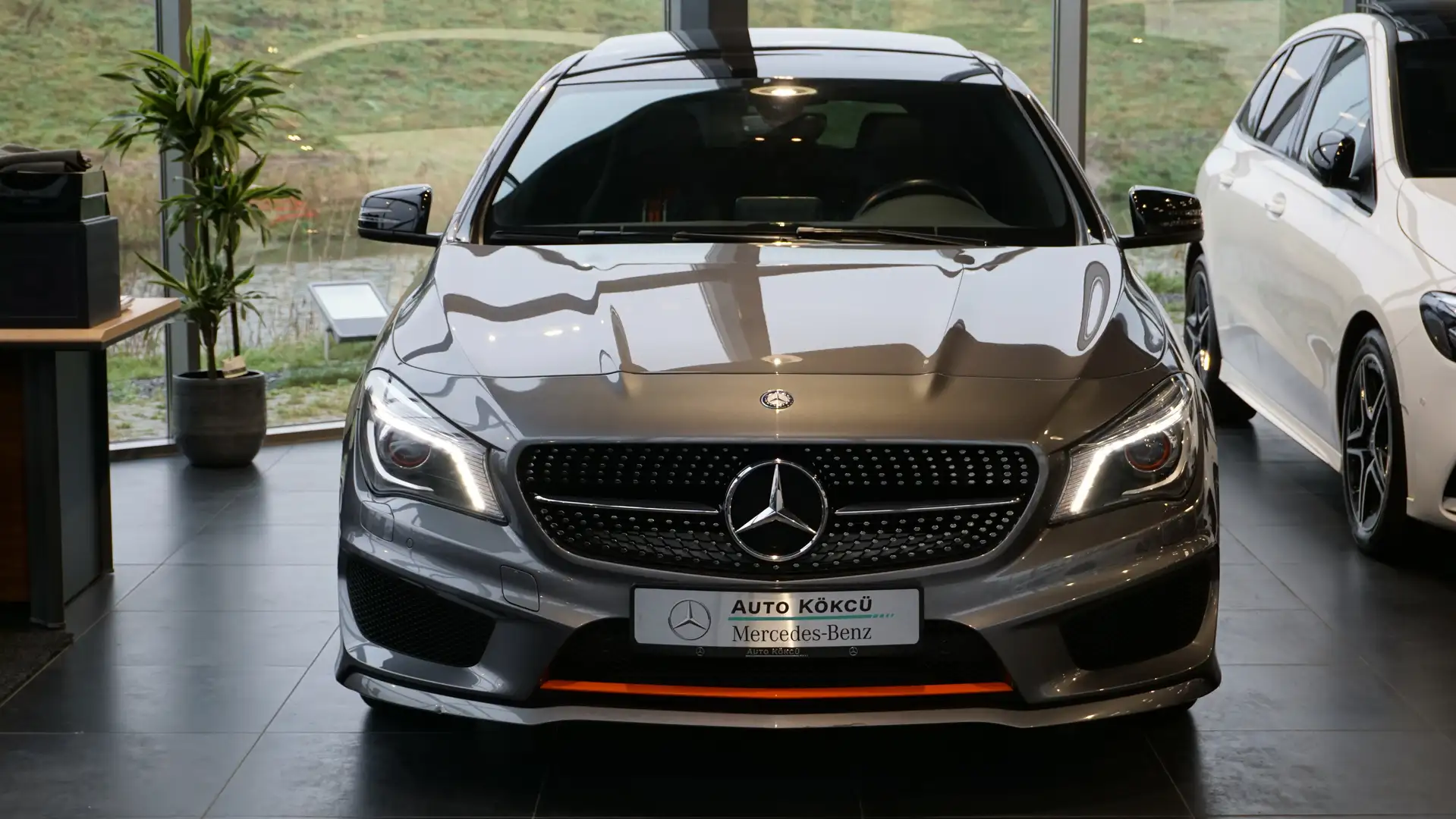 Mercedes-Benz CLA 180 OrangeArt Edition | AMG-style | Pano | Nightpakket Grijs - 2