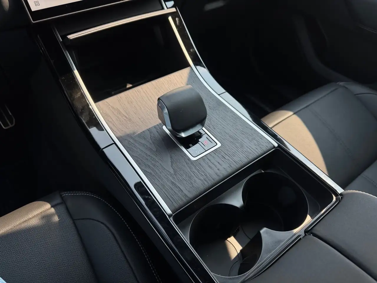Land Rover Range Rover Velar снимка Land Rover Range Rover Velar