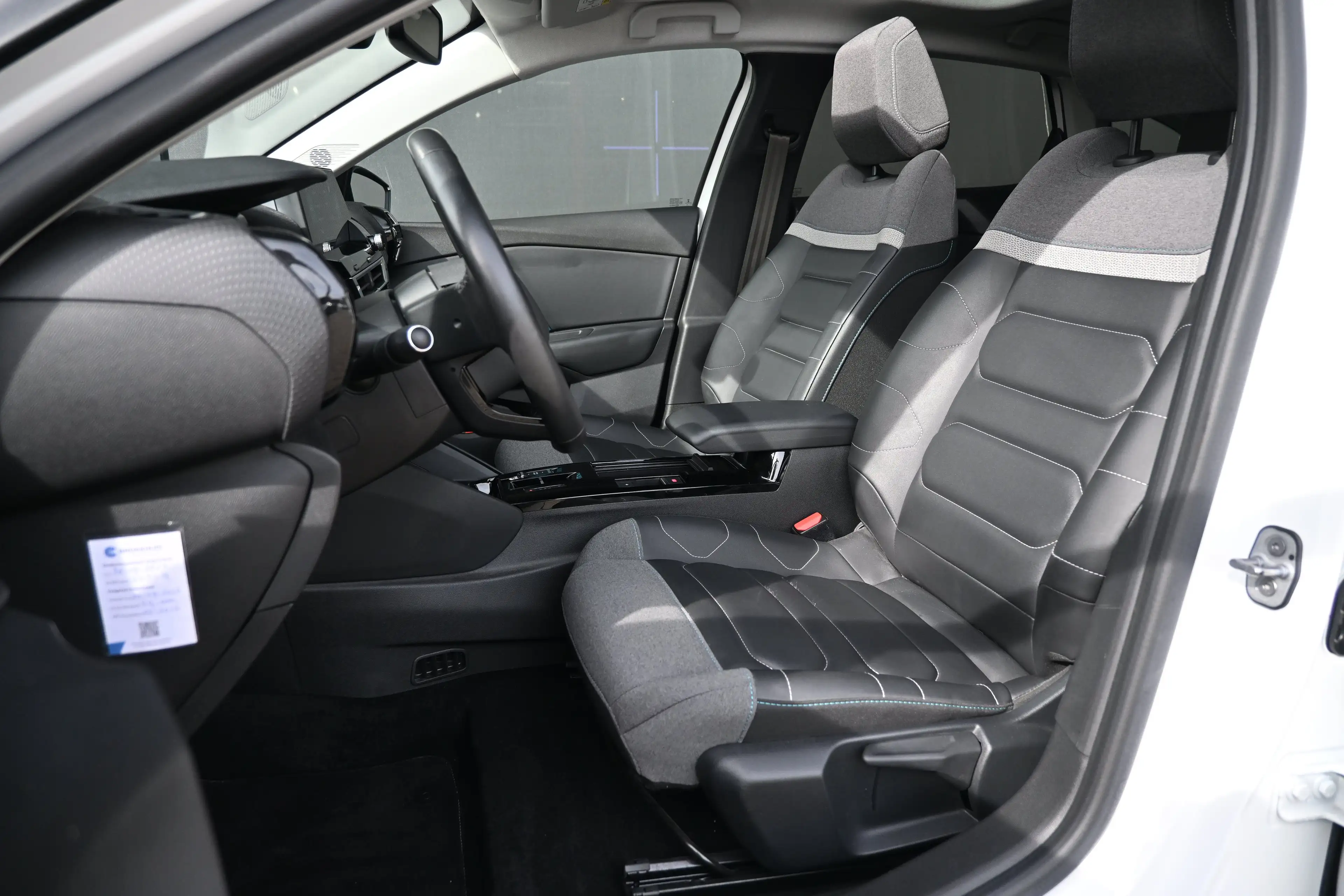 Citroen E-C4 Electric Shine 50kWh | Schuif-/Kanteldak | Navigatie | HUD — photo 10