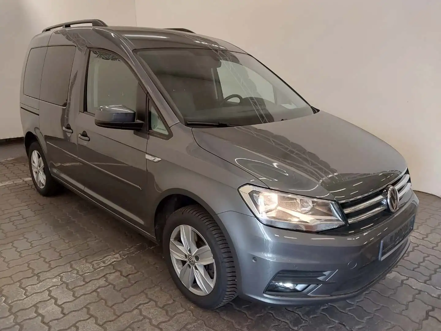 Volkswagen Caddy Comfortline BMT DSG Negro - 2