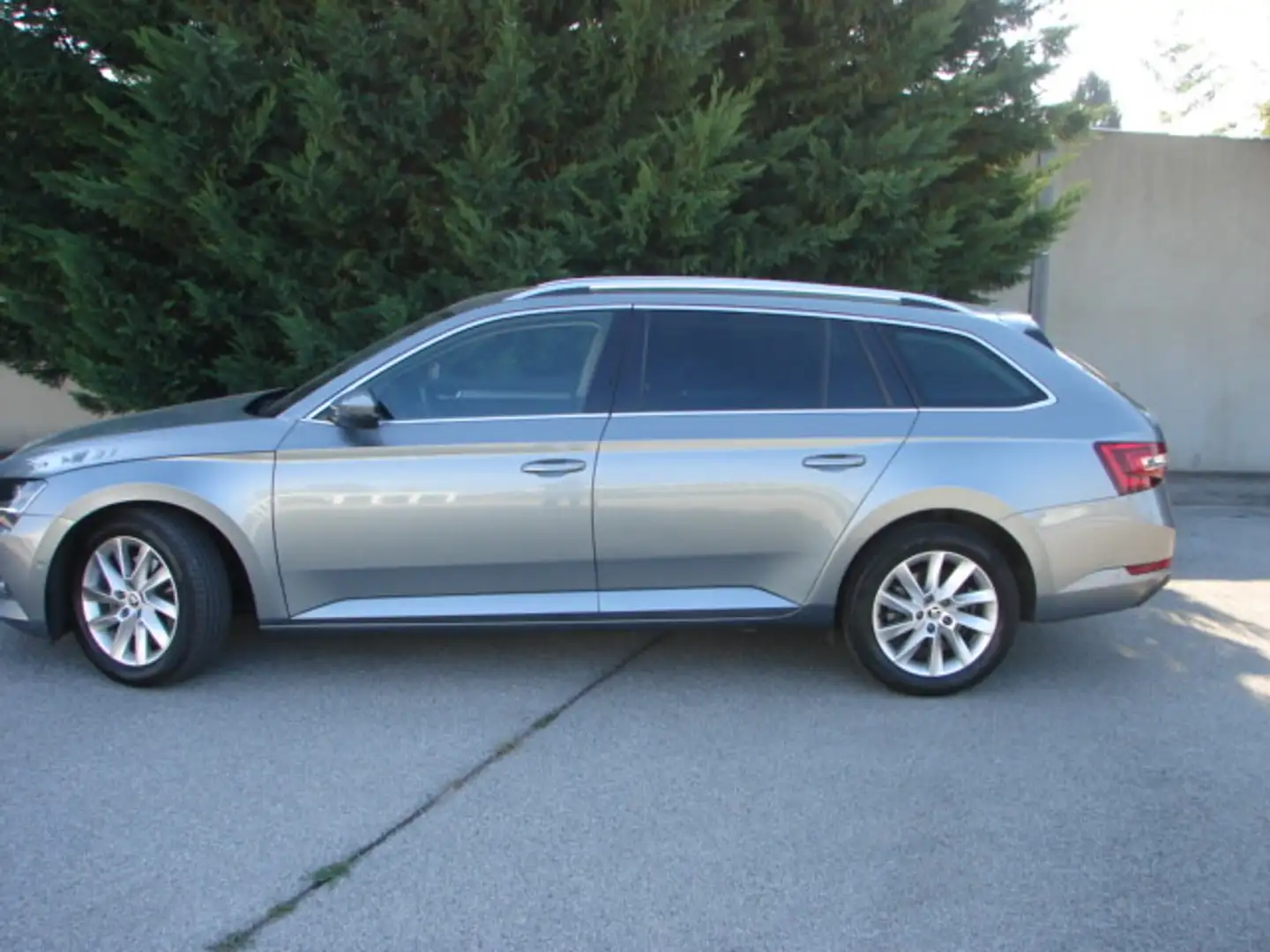 Skoda Superb Kombi 2,0 TDI Ambition DSG *** NAVI, LEDER, STA... Grau - 2