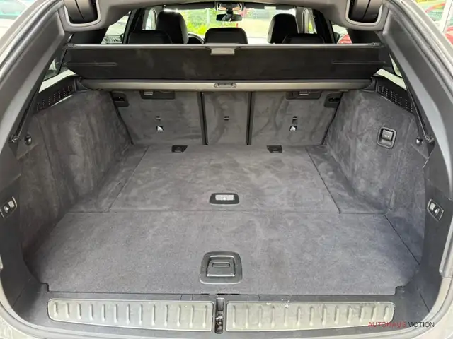 BMW 5 Series view 6