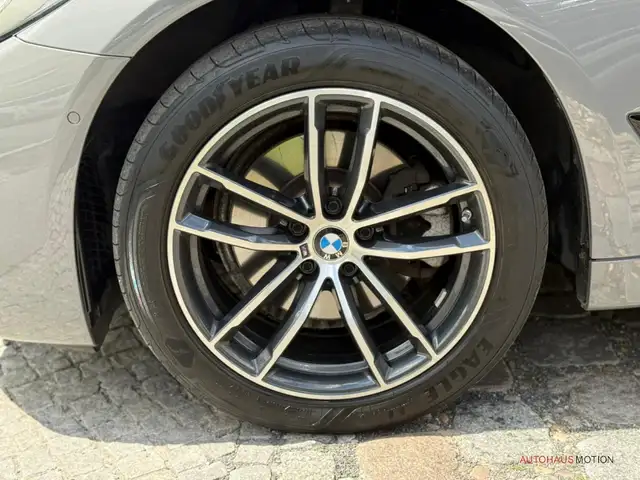BMW 5 Series view 9