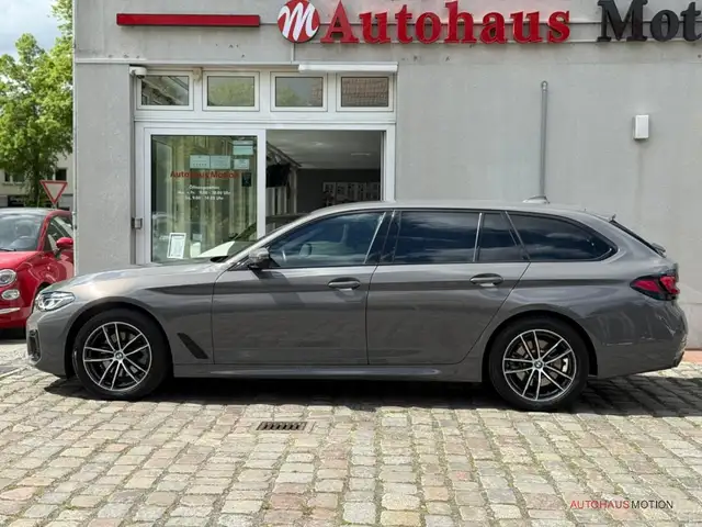 BMW 5 Series view 8