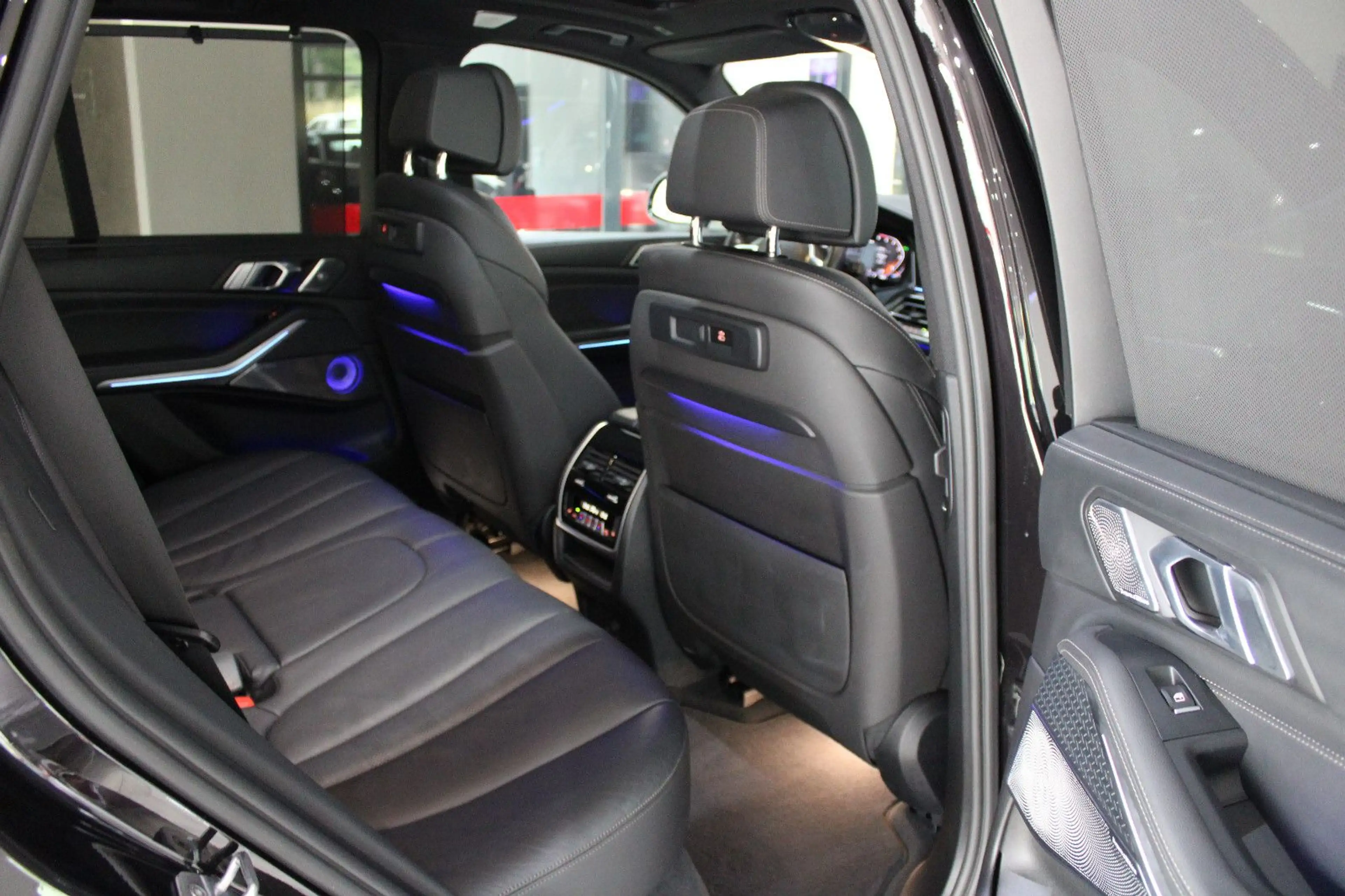 BMW X5 M d INDIVIDUAL PERFORMANCE B&W SKY ACC — photo 12