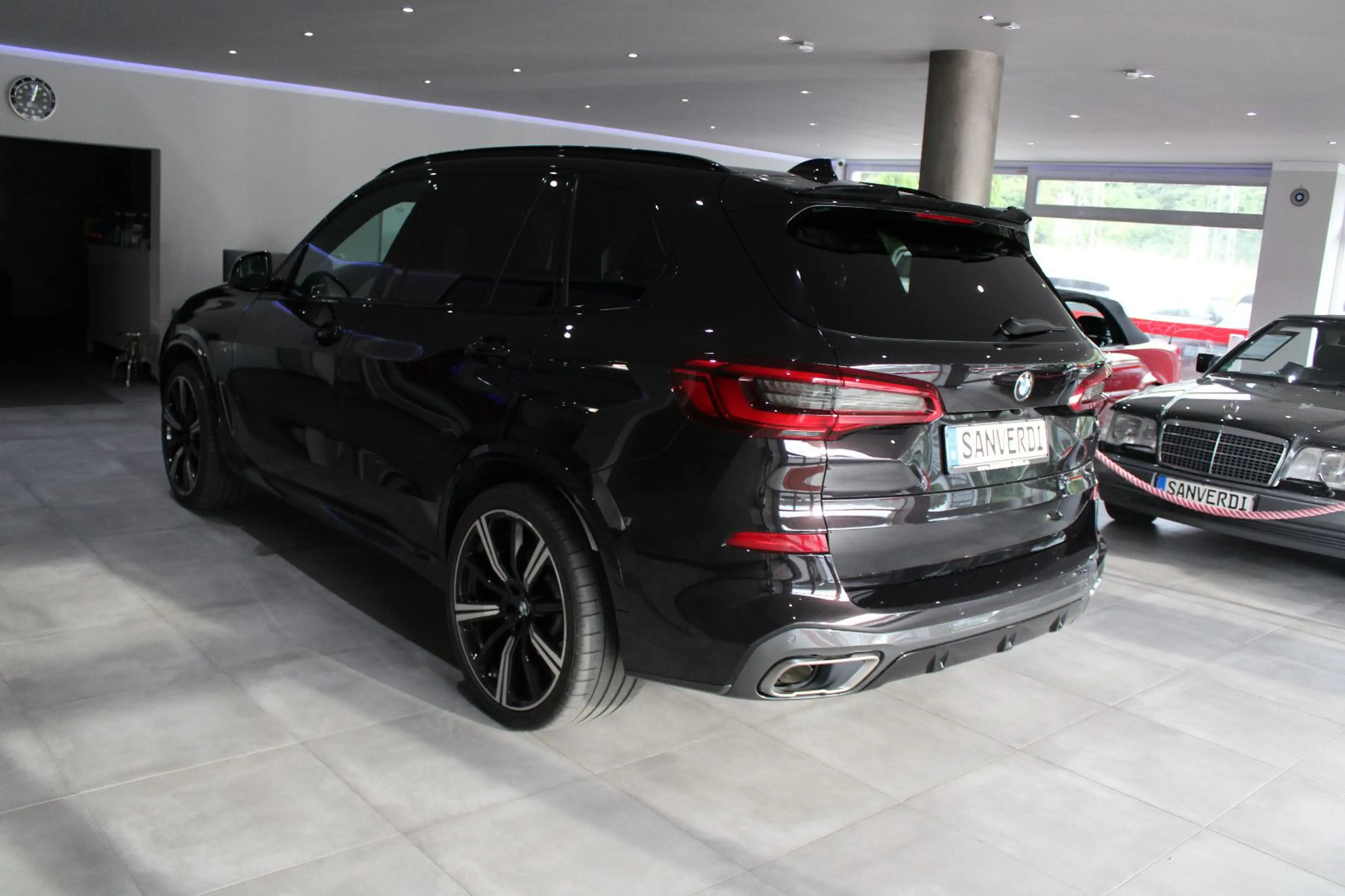 BMW X5 M d INDIVIDUAL PERFORMANCE B&W SKY ACC — photo 15