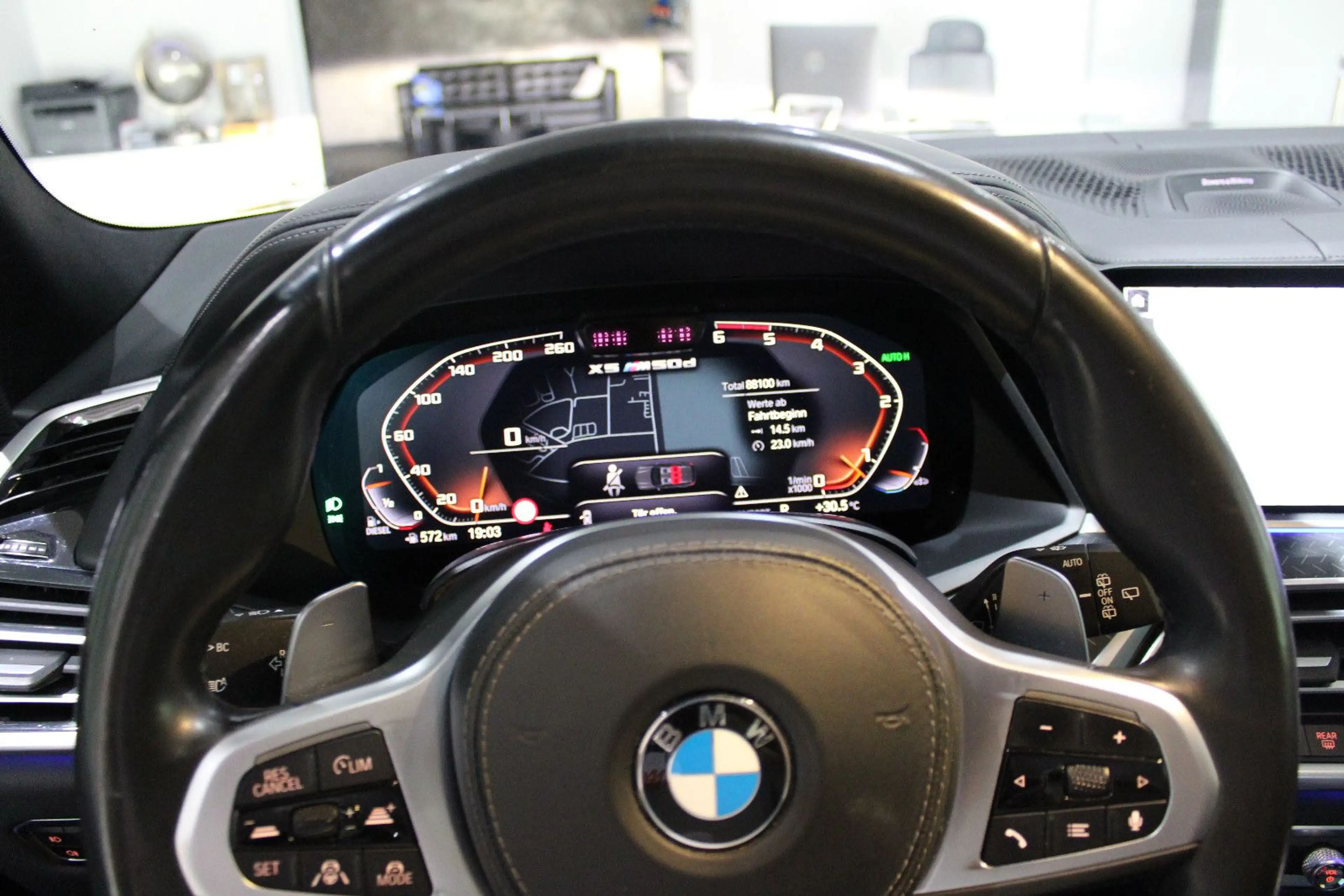 BMW X5 M d INDIVIDUAL PERFORMANCE B&W SKY ACC — photo 9