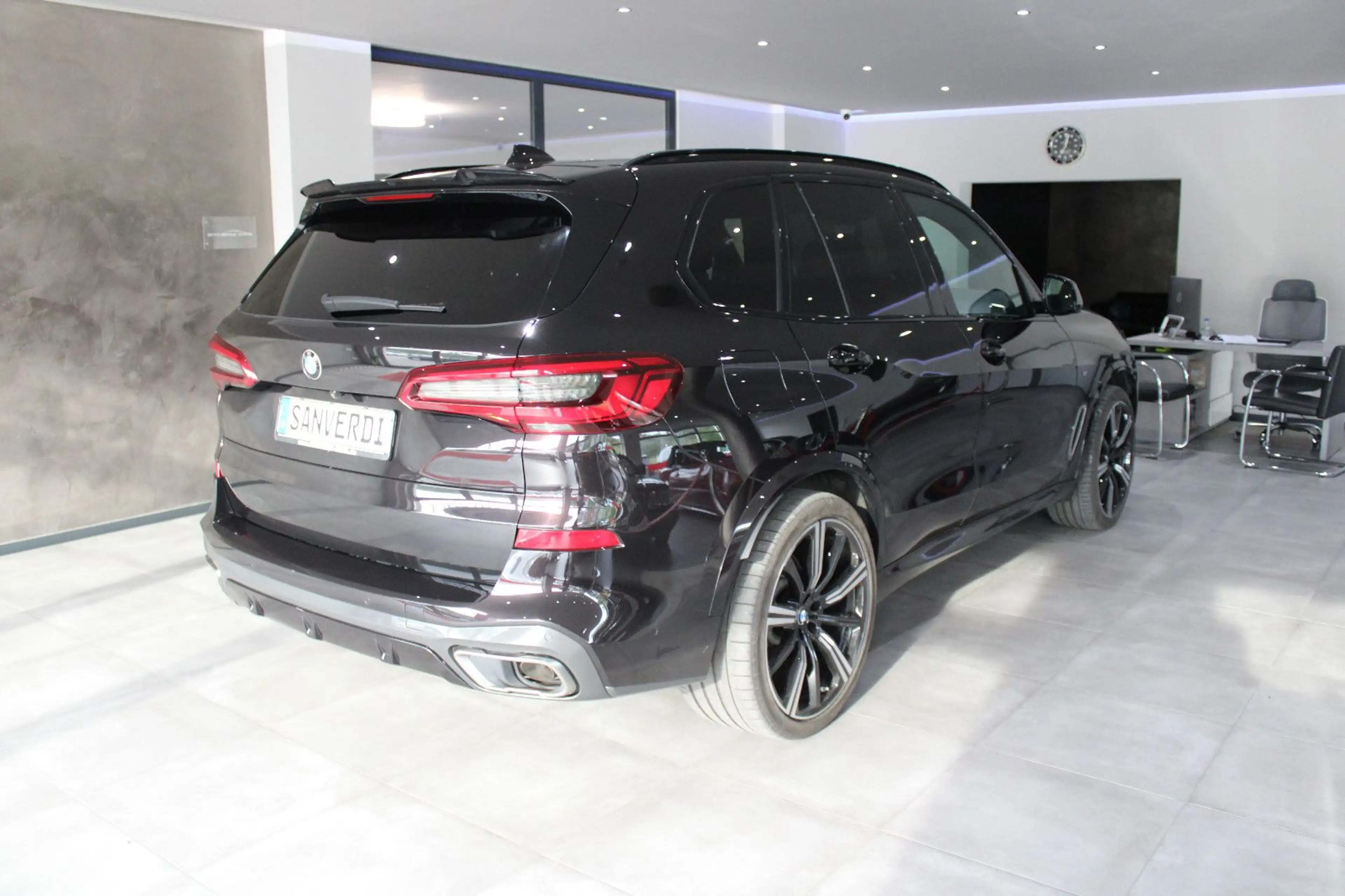 BMW X5 M d INDIVIDUAL PERFORMANCE B&W SKY ACC — photo 14