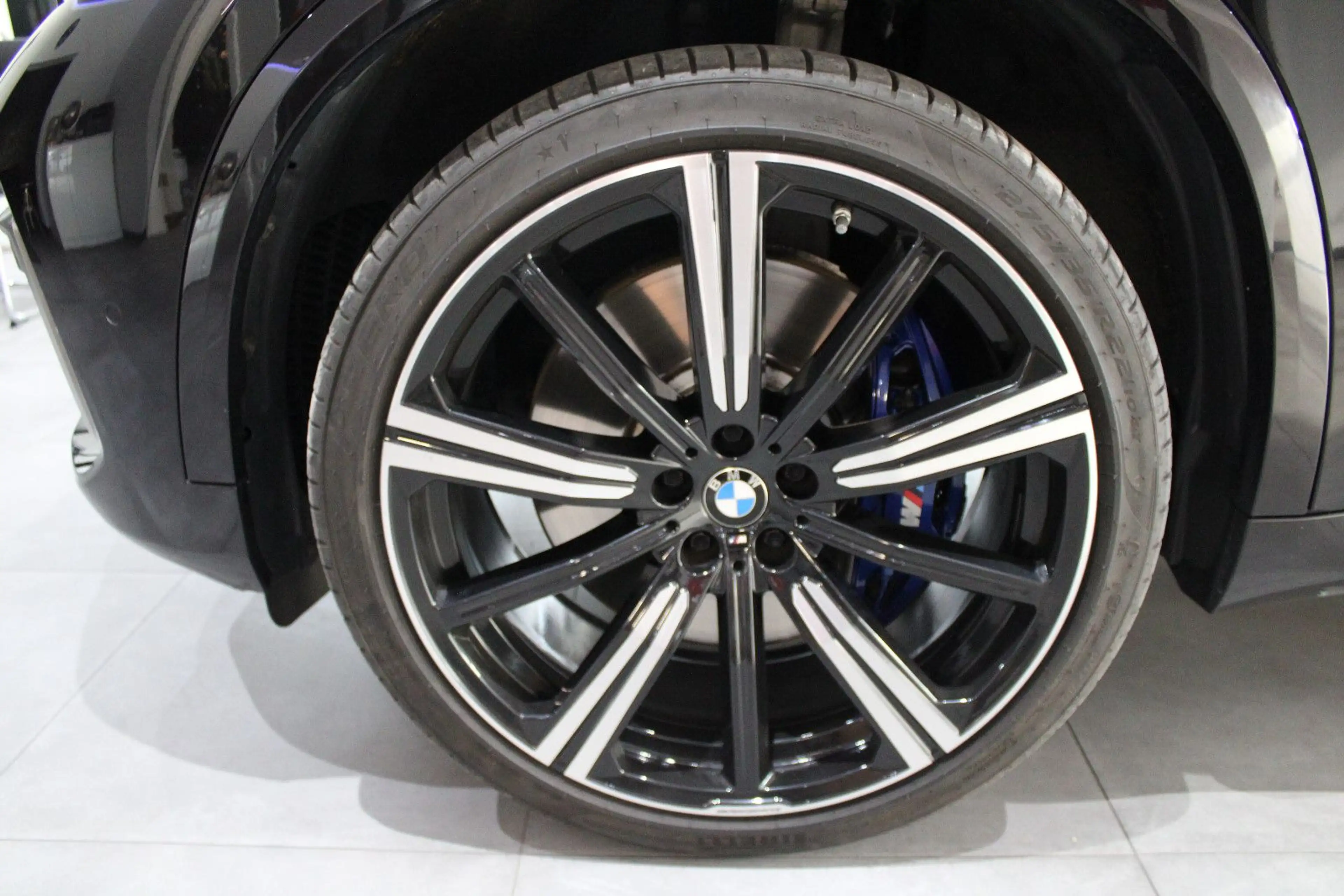 BMW X5 M d INDIVIDUAL PERFORMANCE B&W SKY ACC — photo 13