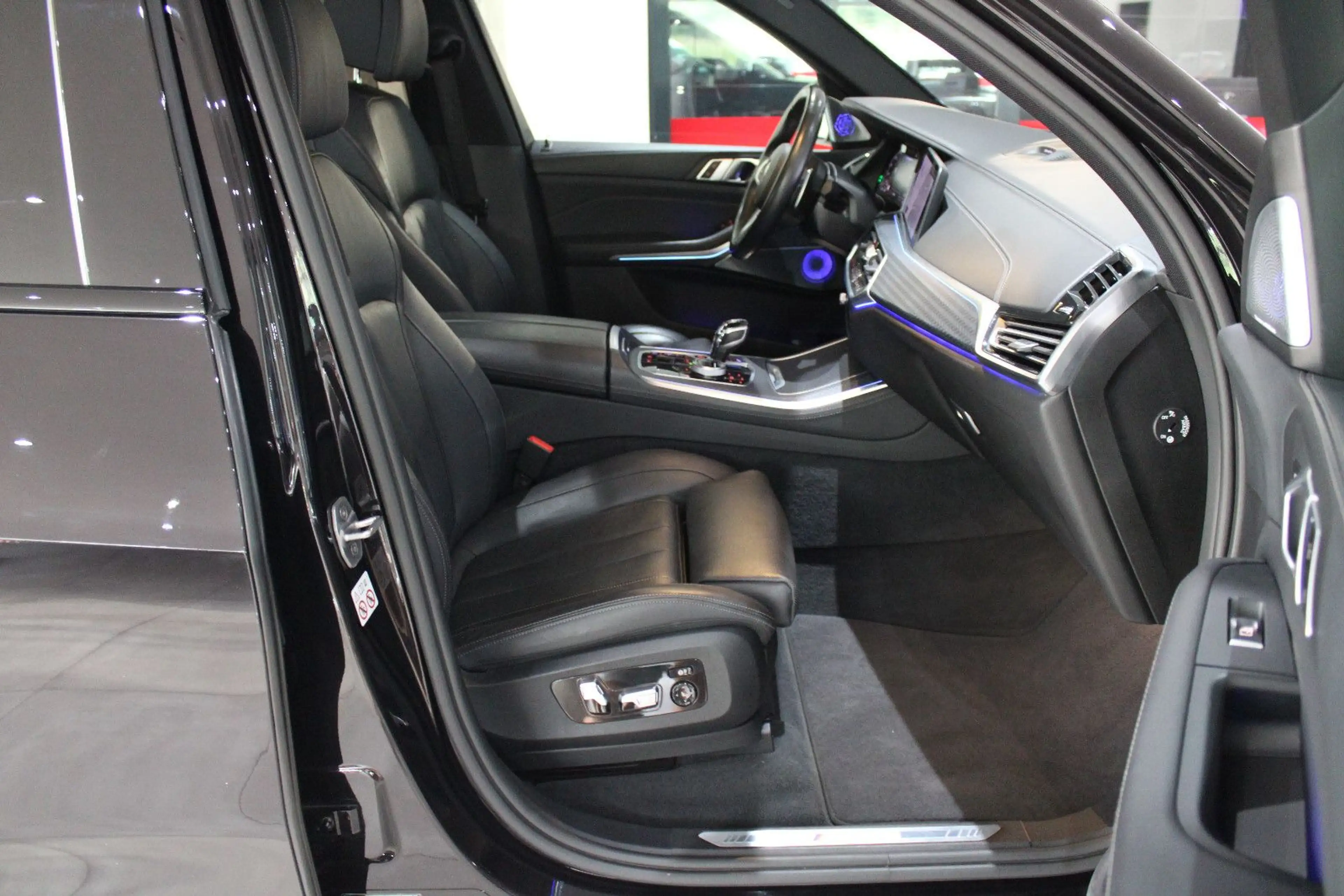 BMW X5 M d INDIVIDUAL PERFORMANCE B&W SKY ACC — photo 8