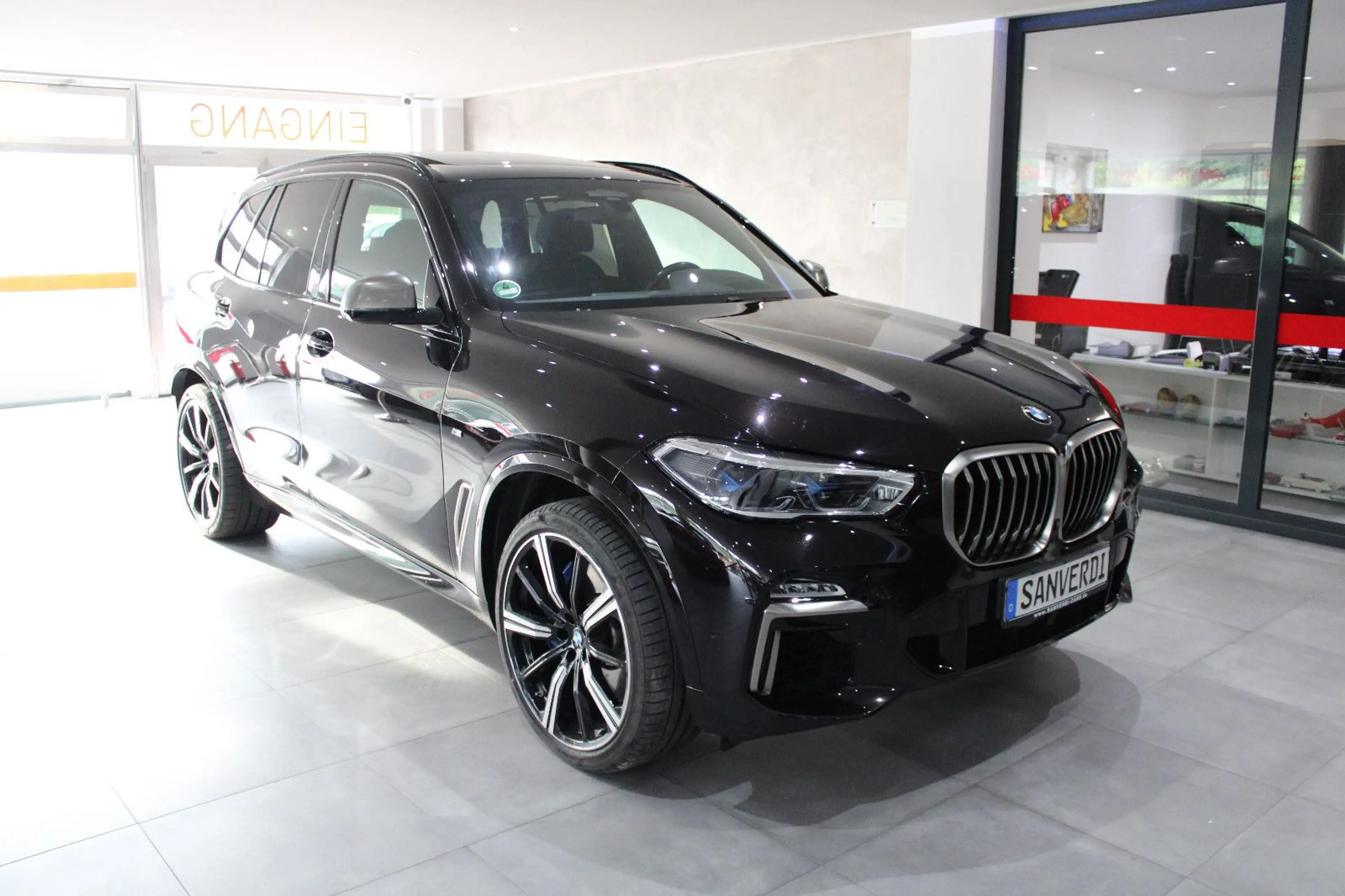 BMW X5 M d INDIVIDUAL PERFORMANCE B&W SKY ACC — photo 2
