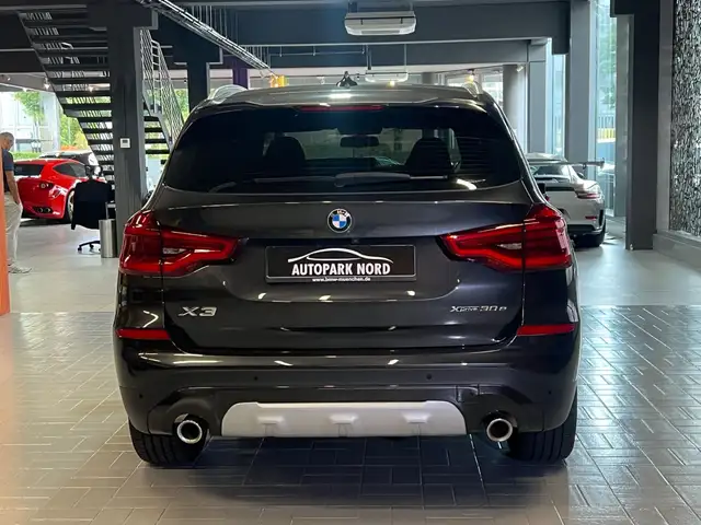 BMW X3 view 8