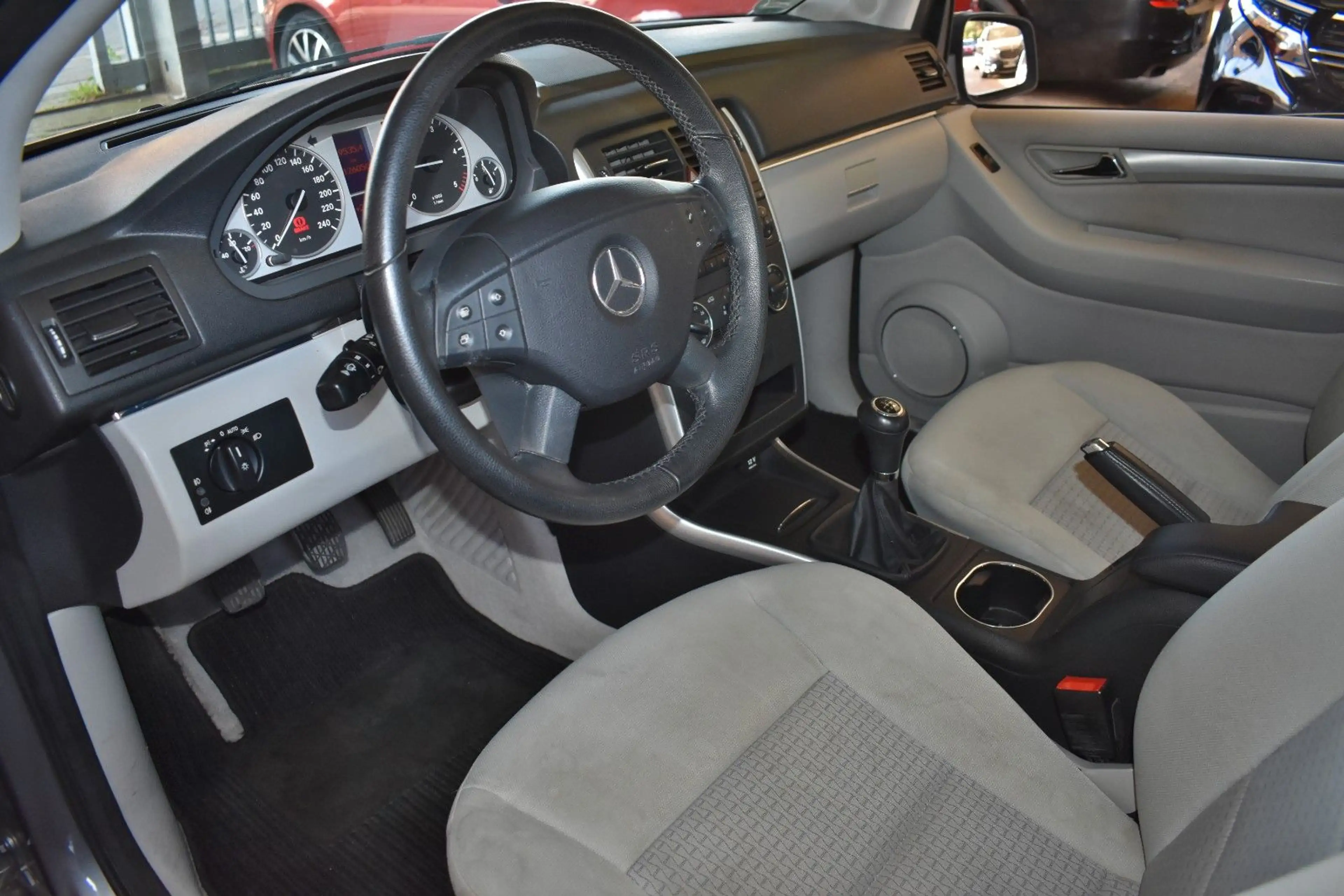 Mercedes-Benz B 200 CDI BIXENON KLIMA PDC S.HEFT TÜVNEU — photo 9