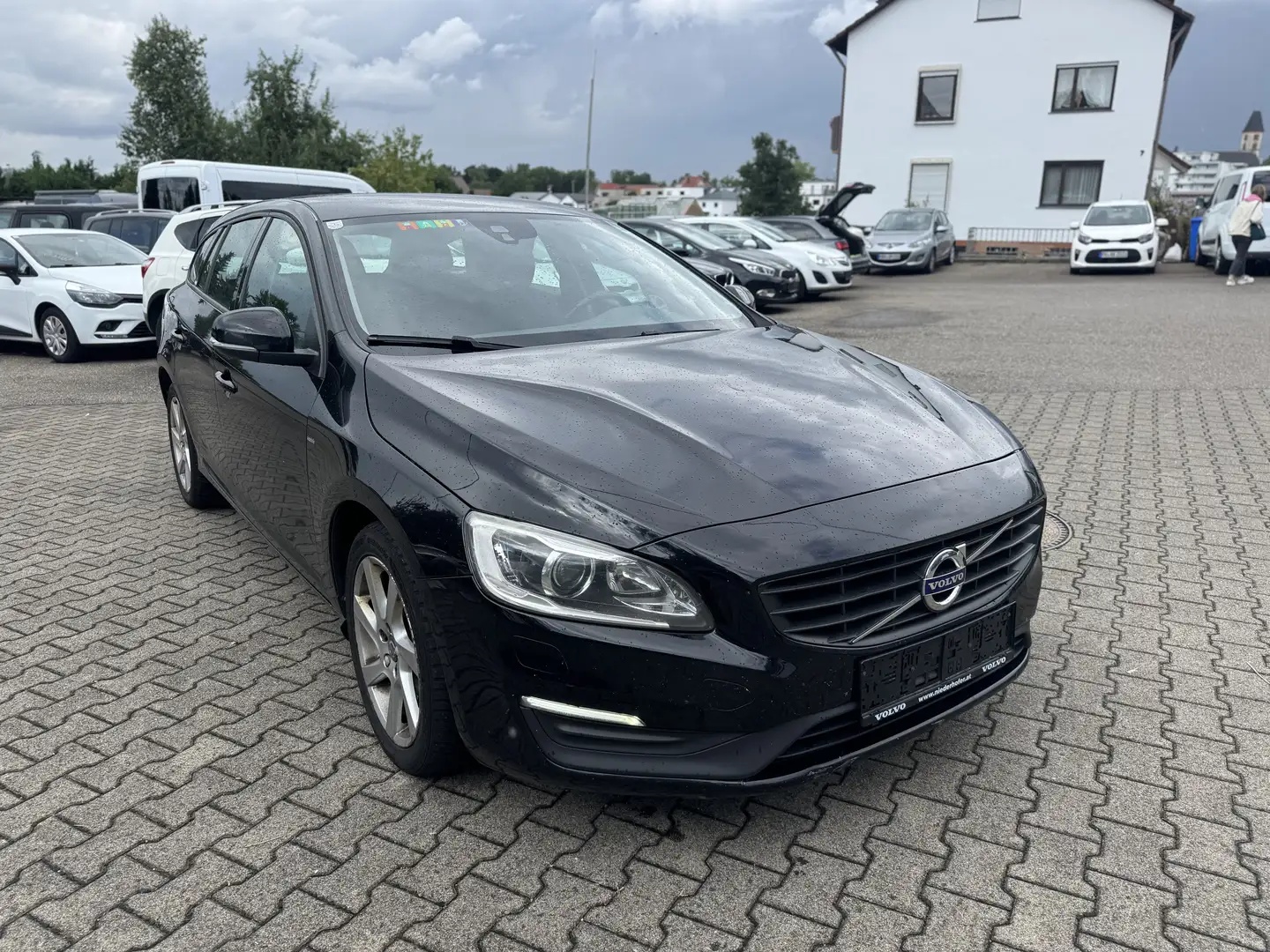 Volvo V60 Kinetic|Automatik|Sitzheizung|Multifunktion|uvm. Schwarz - 1